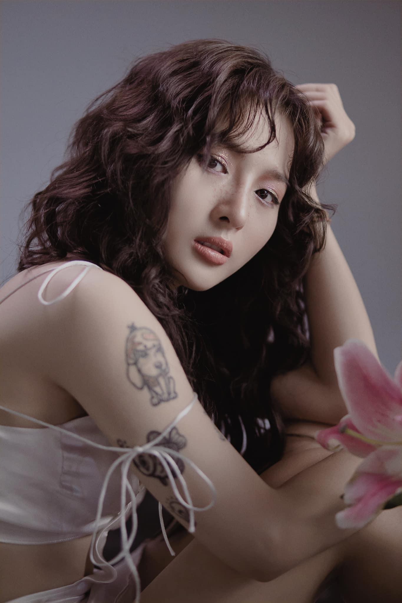 Trước “Về nhà đi con” ngoại truyện, cô từng tham gia diễn xuất trong một vài bộ phim sitcom như 5S Online, Biệt đội Bitu mùa 2,…