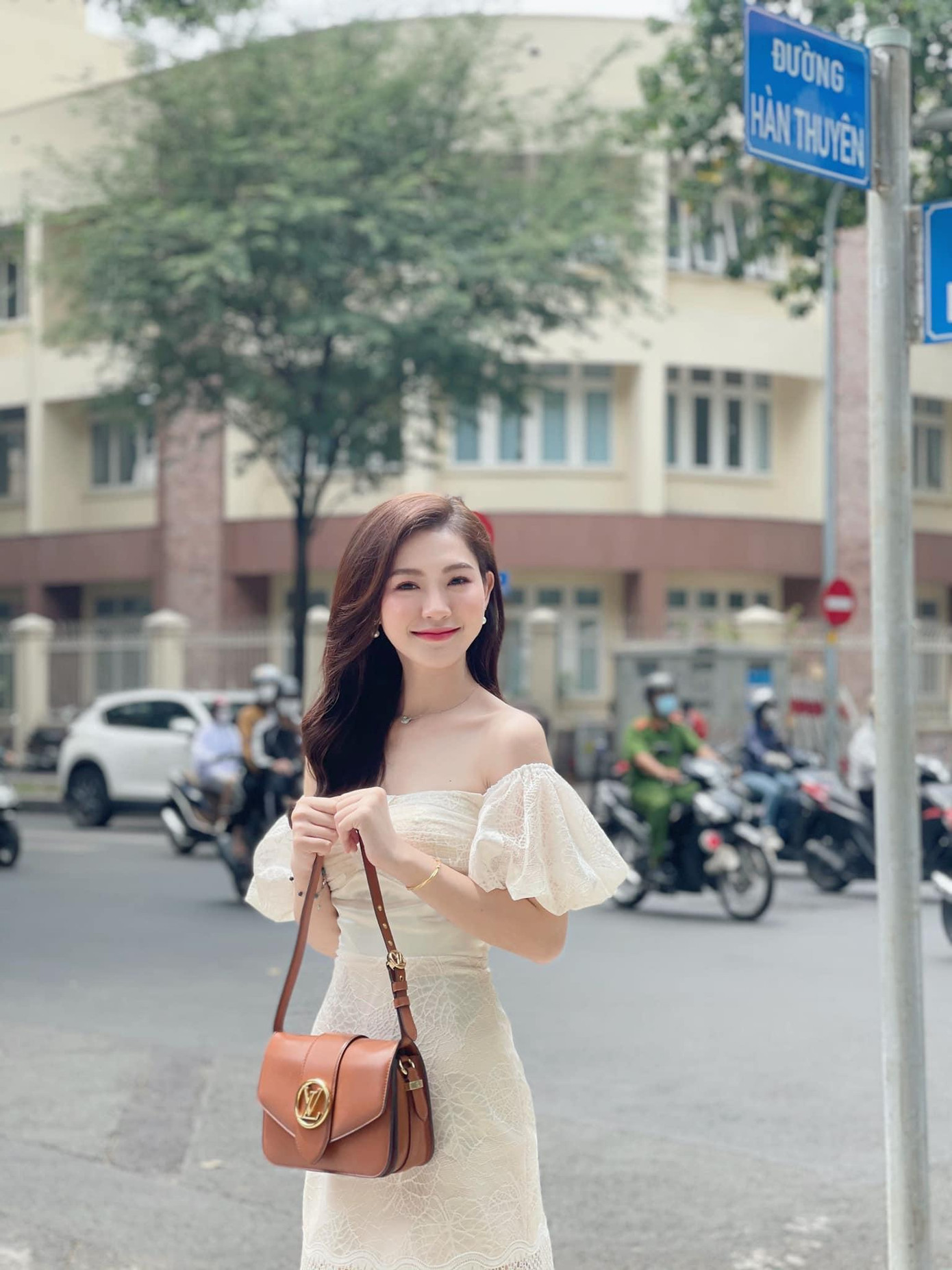 Minh Anh chia sẻ, thay đổi lớn nhất trong cuộc sống của cô sau cuộc thi chính là tình yêu thương mà mọi người dành cho mình. “Trở về trường em được thầy cô yêu thương, giúp đỡ trong việc sắp xếp lịch học tập. Bạn bè trong trường, lớp luôn sẵn sàng hỗ trợ em trong suốt quá trình dự thi và cả khi trở lại lớp học. Bên cạnh đó, em vẫn là một cô gái vui vẻ, sống trong sự yêu thương và ủng hộ của người thân, thầy cô và bạn bè. Ngoài ra, còn rất nhiều cô chú, anh chị, bạn bè khắp nơi đã yêu thương ủng hộ em qua cuộc thi này”- Minh Anh nói.