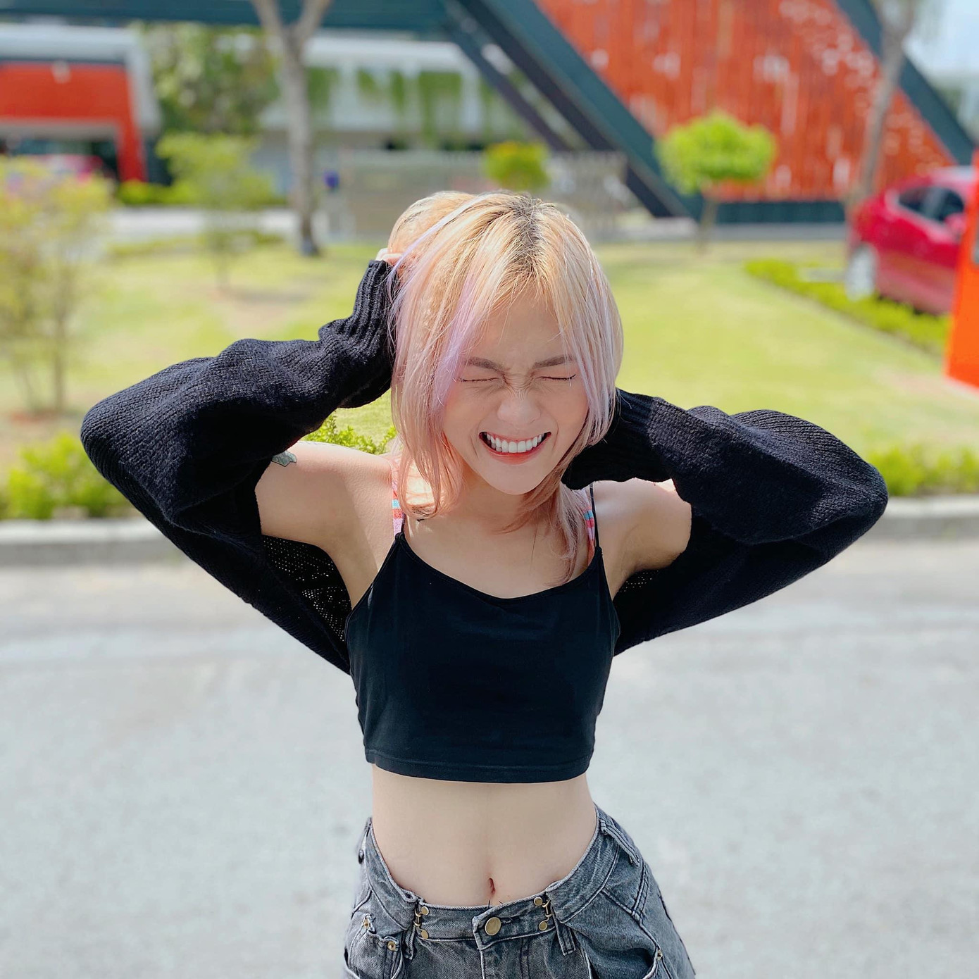 Lena tên thật là Lê Na, sinh năm 1996. Cô là một hot girl kiêm diễn viên tự do, 1 vlogger khá có tiếng trên MXH với nhiều clip cover,... Cô nàng từng nhận được nhiều sự chú ý khi xuất hiện trong phim “Về nhà đi con” ngoại truyện.