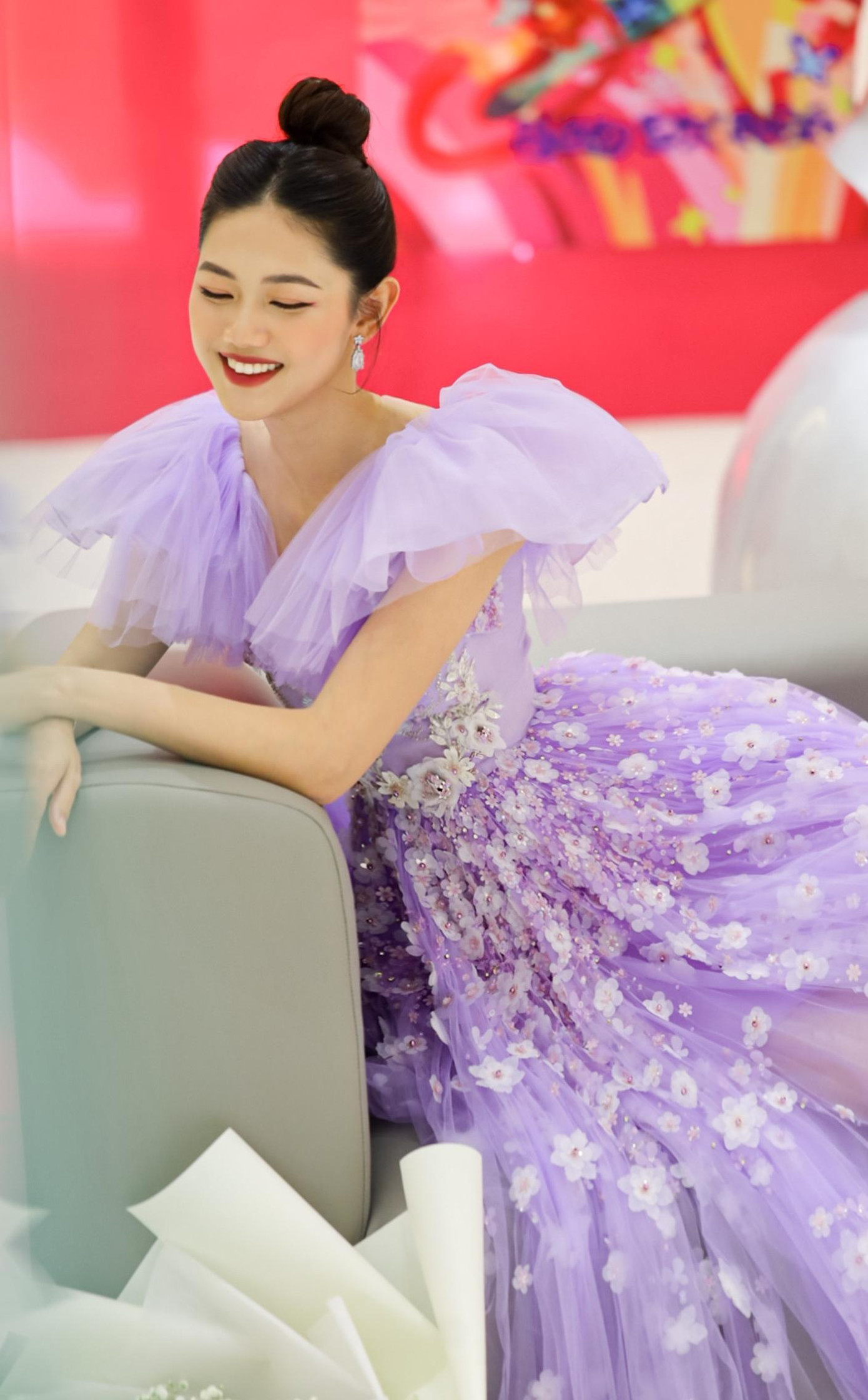 Đây là lần sinh nhật thứ 27 của Á hậu Ngô Thanh Thanh Tú. Dù đã sinh con nhưng Thanh Tú vẫn giữ được form dáng cực chuẩn cùng nhan sắc ngày càng mặn mà, kiều diễm.