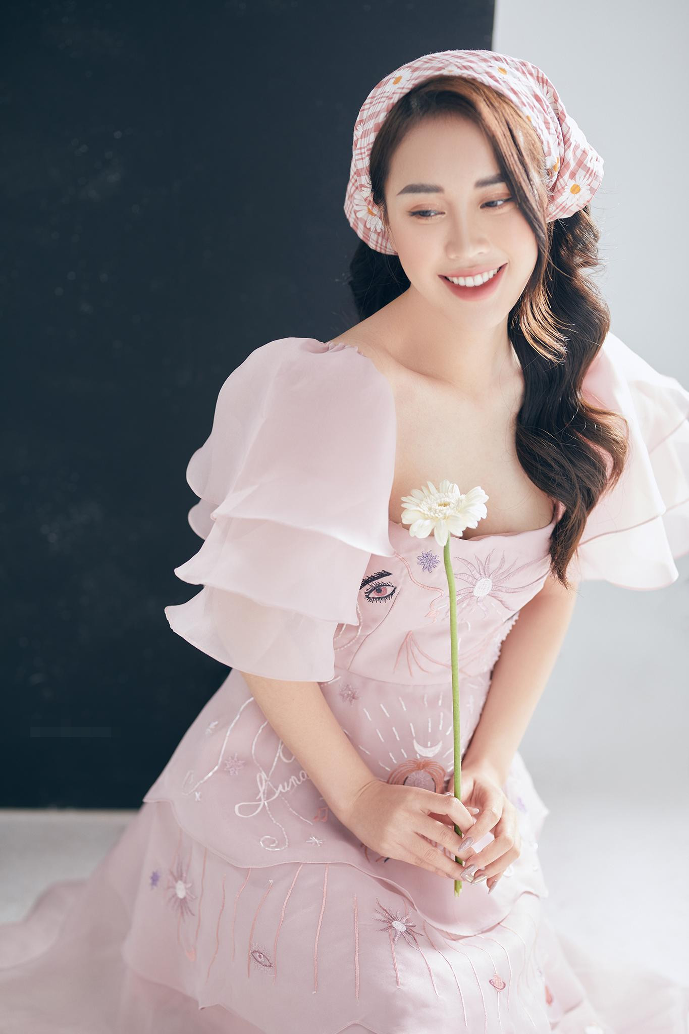 Mai Phương chia sẻ, cô không tự tin với khả năng diễn xuất của mình nhưng một ngày bất ngờ nhận được cuộc gọi của VFC và sẵn sàng trải nghiệm. Mai Phương chia sẻ, cô không tự tin với khả năng diễn xuất của mình nhưng một ngày bất ngờ nhận được cuộc gọi của VFC và sẵn sàng trải nghiệm.