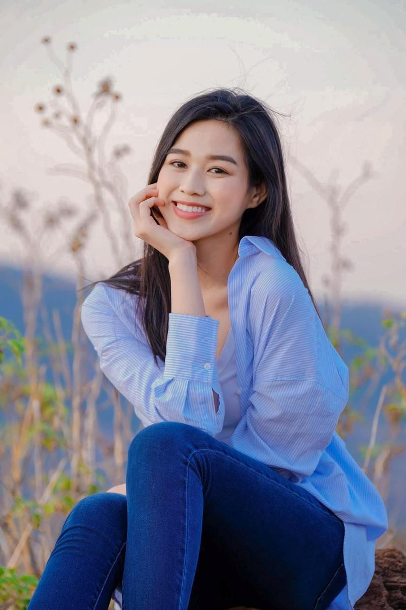 Khi đi chơi, cô nàng thường mặc giản dị, quần jeans, áo sơ mi.