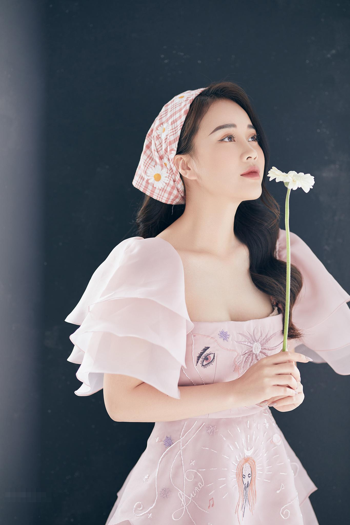 Sau bộ phim đầu tay, Mai Phương nhận được nhiều lời mời đóng phim nhưng cô nàng đều từ chối vì muốn trau dồi thêm khả năng diễn xuất. Sau bộ phim đầu tay, Mai Phương nhận được nhiều lời mời đóng phim nhưng cô nàng đều từ chối vì muốn trau dồi thêm khả năng diễn xuất.