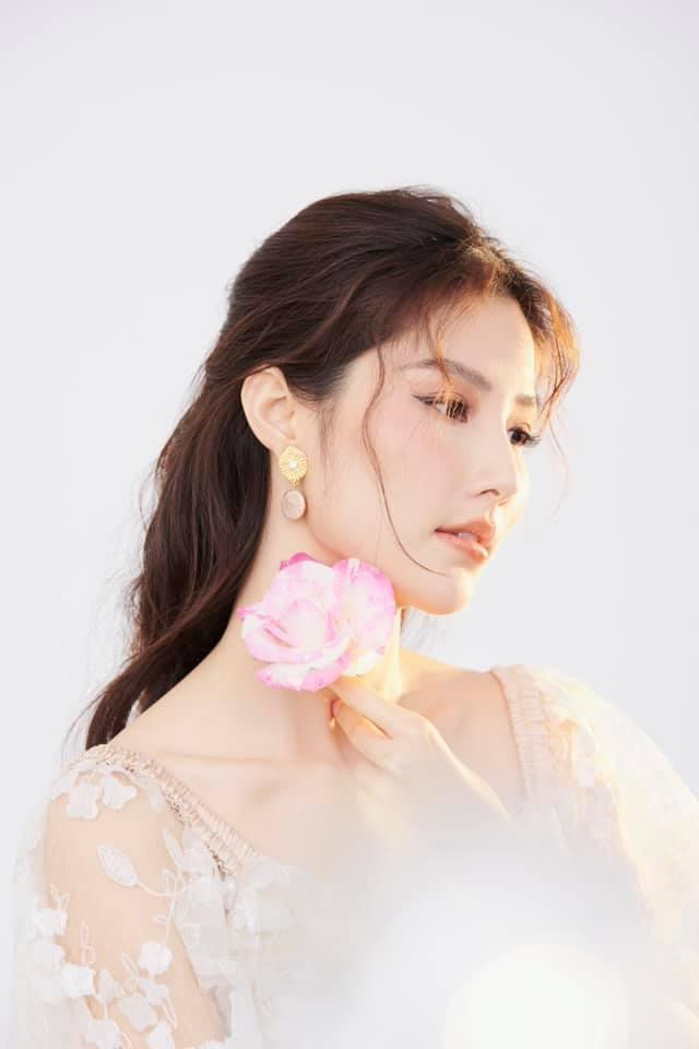 Mới đây, Diễm My 9x cùng Nhã Phương, Ninh Dương Lan Ngọc tham gia dự án phim 1990. Hiện tại, bộ phim đã dời lịch chiếu và vướng một loạt ồn ào khiến khán giả không khỏi hụt hẫng.