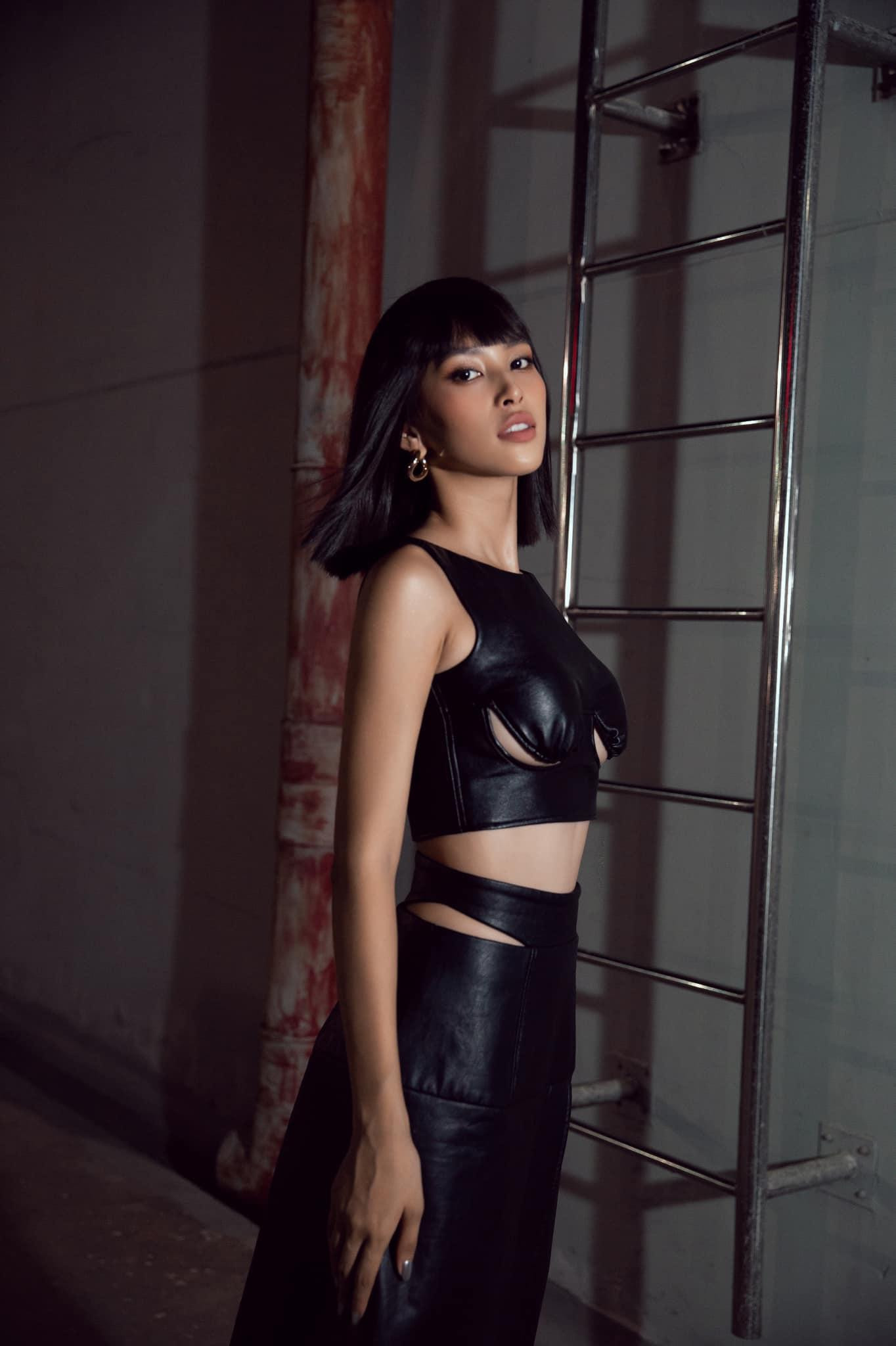 Thiết kế lộ chân ngực khiến Hoa hậu Tiểu Vy thêm sexy và nóng bỏng.