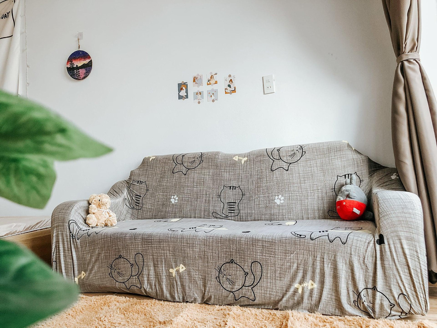 "Tôi không làm được quá nhiều tiền, thu nhập cũng chắt bóp từ rất nhiều công việc nhỏ nhặt, ki cóp từng đồng gửi về quê để bố mẹ xây nhà. Dù vẫn phải vay mượn tứ tung, vẫn phải lao động bán chất xám quần quật nhưng thật mừng vì cũng thực hiện được lời hứa năm nào với ba mẹ"- Thùy Trang chia sẻ.