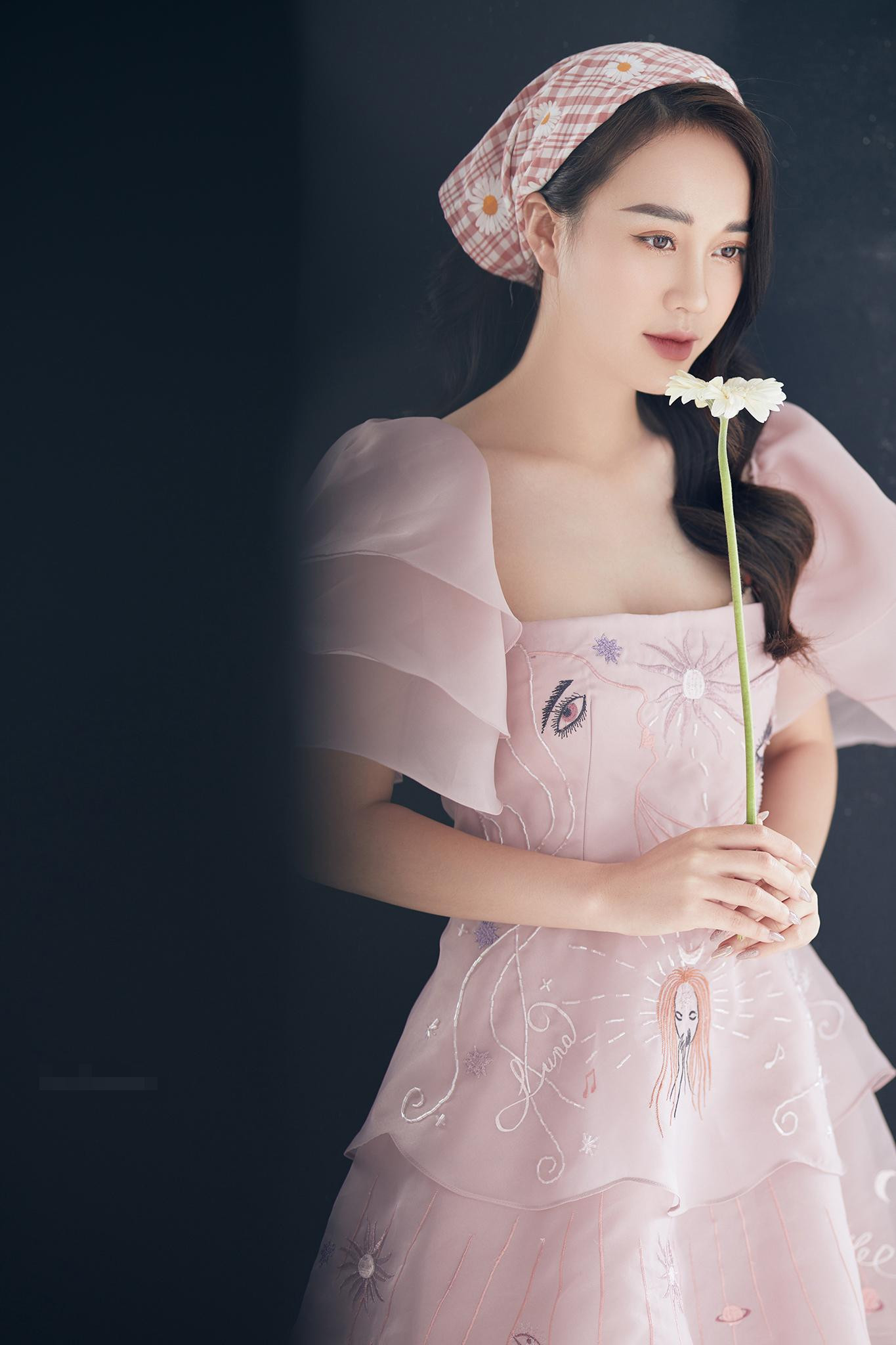 "Mai Phương dự định sẽ học thêm về diễn xuất để khi trở lại màn ảnh sẽ thật tự tin và không khiến những người yêu mến Phương thất vọng"- cô nàng chia sẻ. "Mai Phương dự định sẽ học thêm về diễn xuất để khi trở lại màn ảnh sẽ thật tự tin và không khiến những người yêu mến Phương thất vọng"- cô nàng chia sẻ.