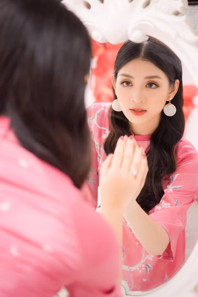 Sau các cuộc thi sắc đẹp, Tú có nhiều cơ hội hơn để xuất hiện trong các sự kiện giải trí. Cô thử sức với nhiều vai trò như mẫu ảnh, trình diễn trên sàn catwalk, hay diễn viên.