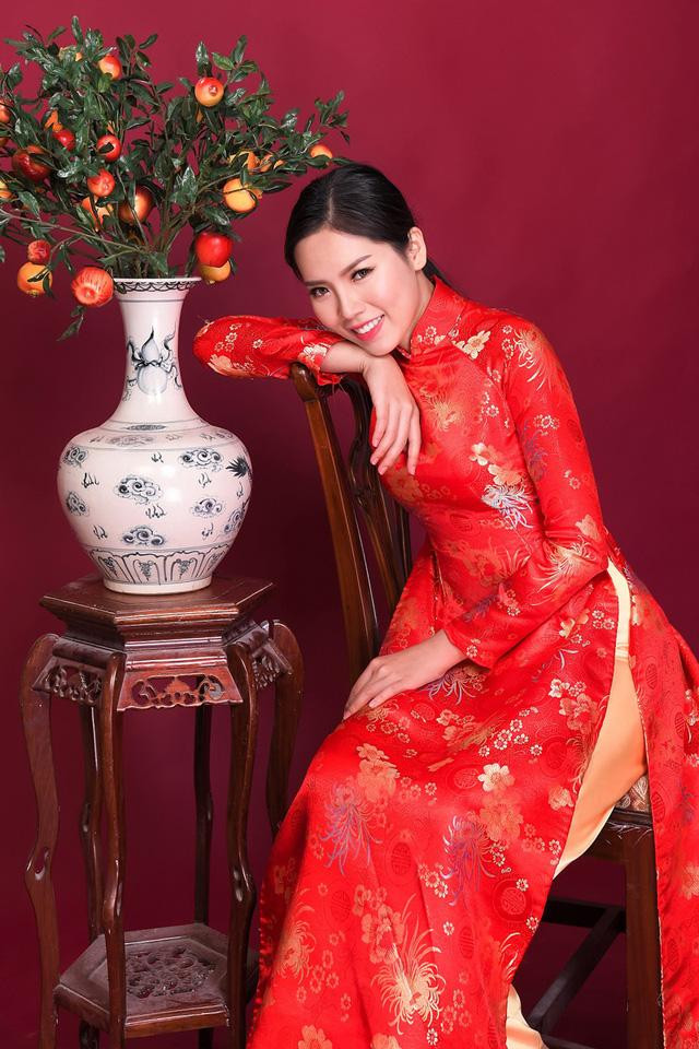 Cô từng giành nhiều giải thưởng về nhan sắc như: Giải người đẹp áo dài, Top 10 Hoa Hậu Việt Nam 2014, Á khôi Đồng Bằng Sông Cửu Long 2015.