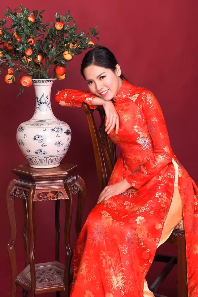 Cô từng giành nhiều giải thưởng về nhan sắc như: Giải người đẹp áo dài, Top 10 Hoa Hậu Việt Nam 2014, Á khôi Đồng Bằng Sông Cửu Long 2015.