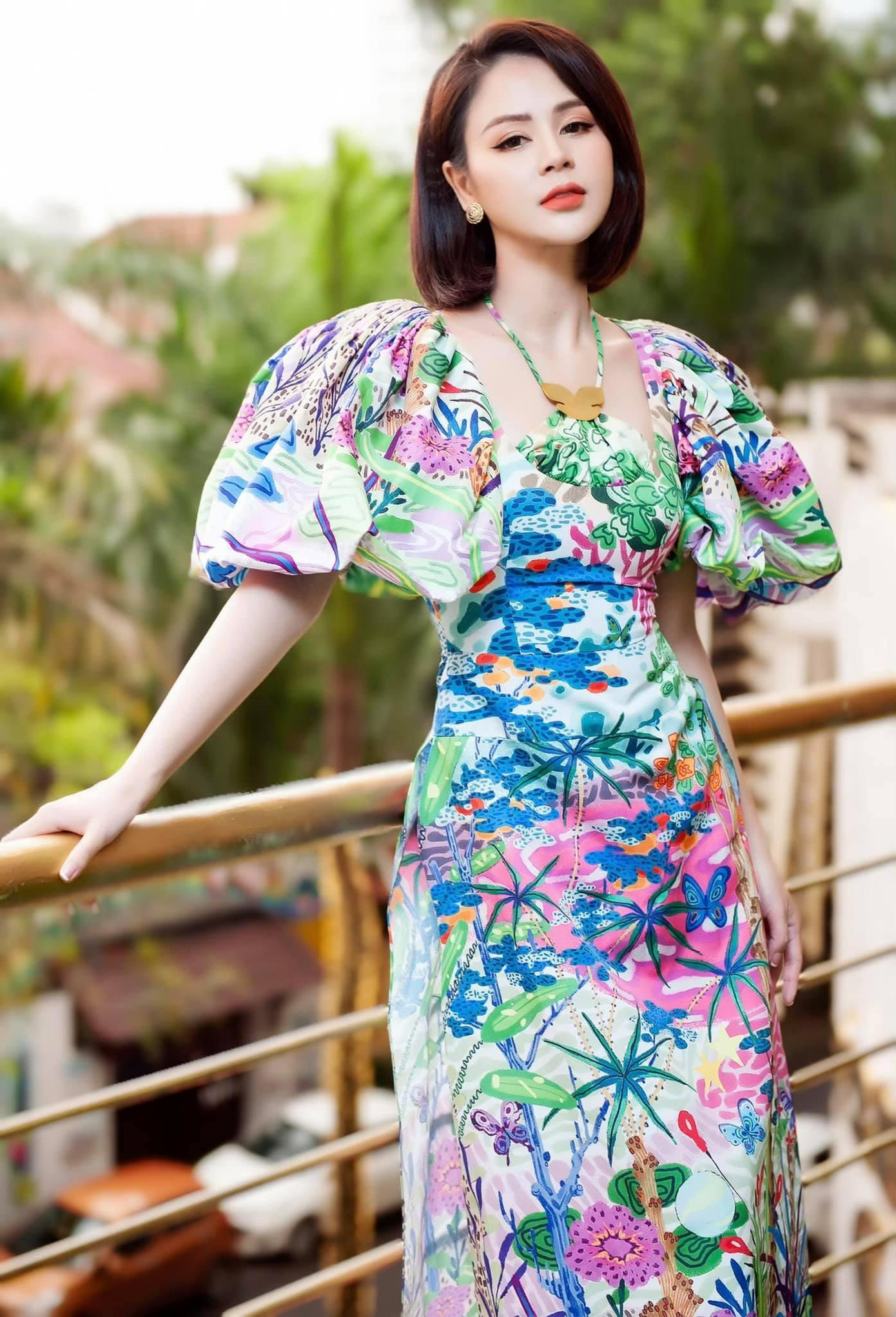 Cô thường xuyên diện những bộ váy cúp ngực hoặc cắt xẻ khoe vai, lưng trần quyến rũ.