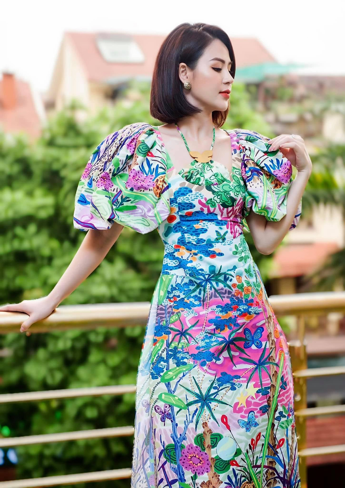 Trong phim, Lương Thu Trang là một cô gái có cá tính mạnh mẽ. Ngoài đời, cô nàng có gu thời trang sang chảnh và gợi cảm.