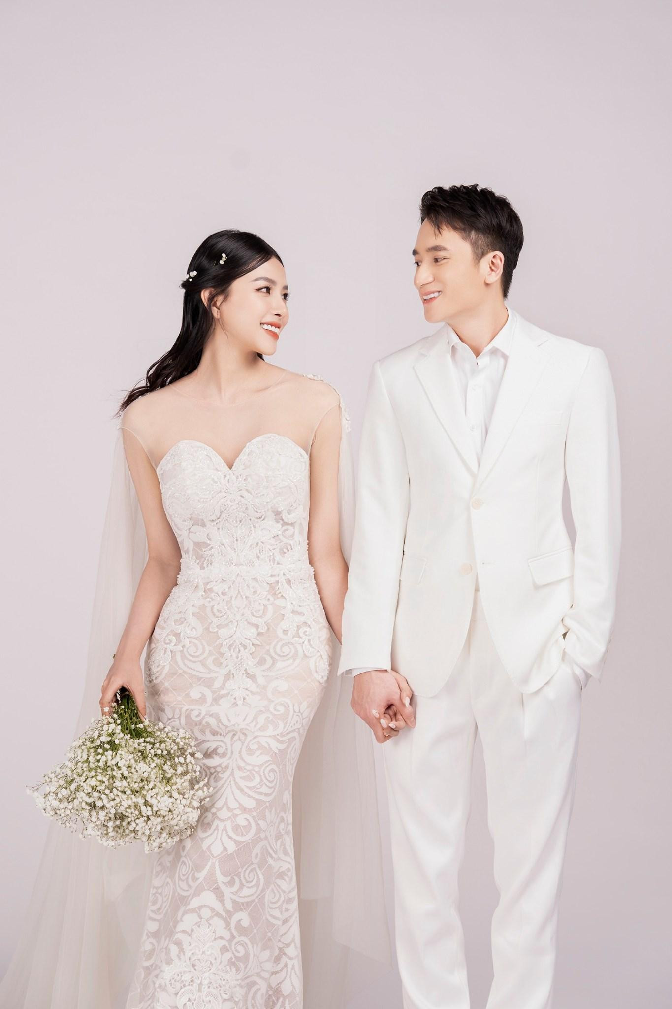 Trong loạt ảnh cưới, Phan Mạnh Quỳnh diện vest trắng đơn giản, còn cô dâu Khánh Vy khoe nhan sắc không thua kém bất kì mỹ nhân nào trong showbiz Việt.