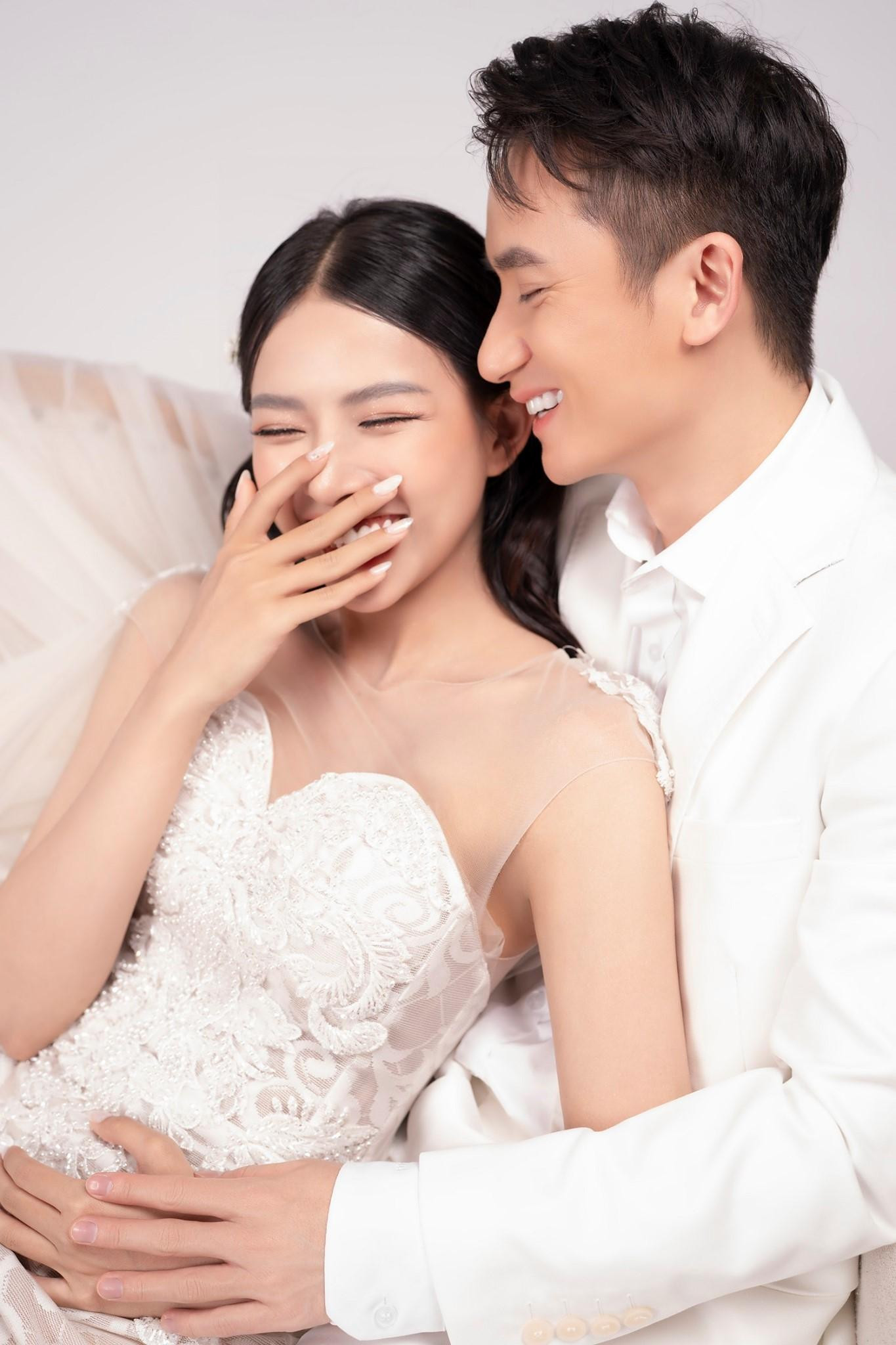 Trọn bộ ảnh cưới của Phan Mạnh Quỳnh và cô dâu Khánh Vy thu hút sự chú ý của người hâm mộ. Sau 5 năm hẹn hò, cả hai chính thức về chung một nhà.