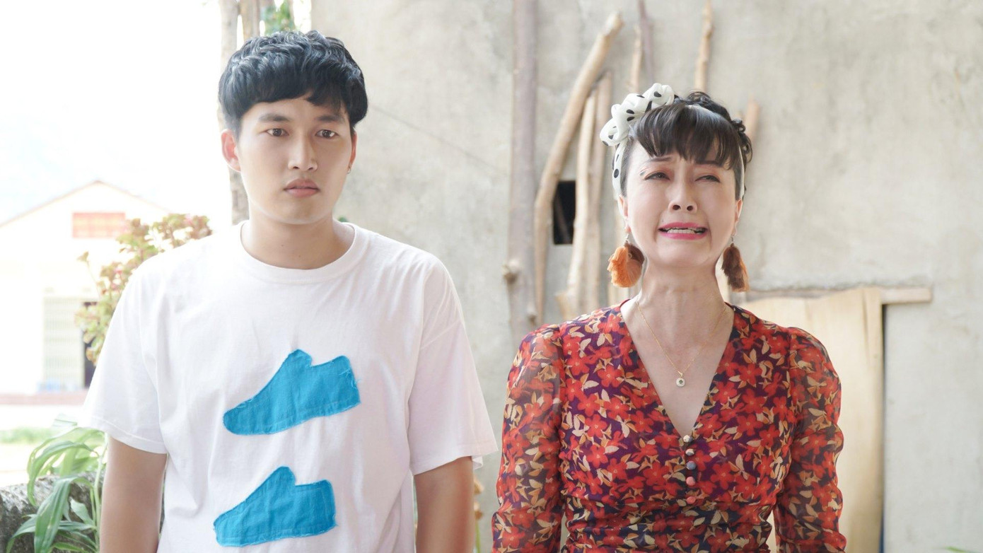 Cô đau đớn khi bị người tình cấu kết với bạn thân lừa tiền và phản bội.