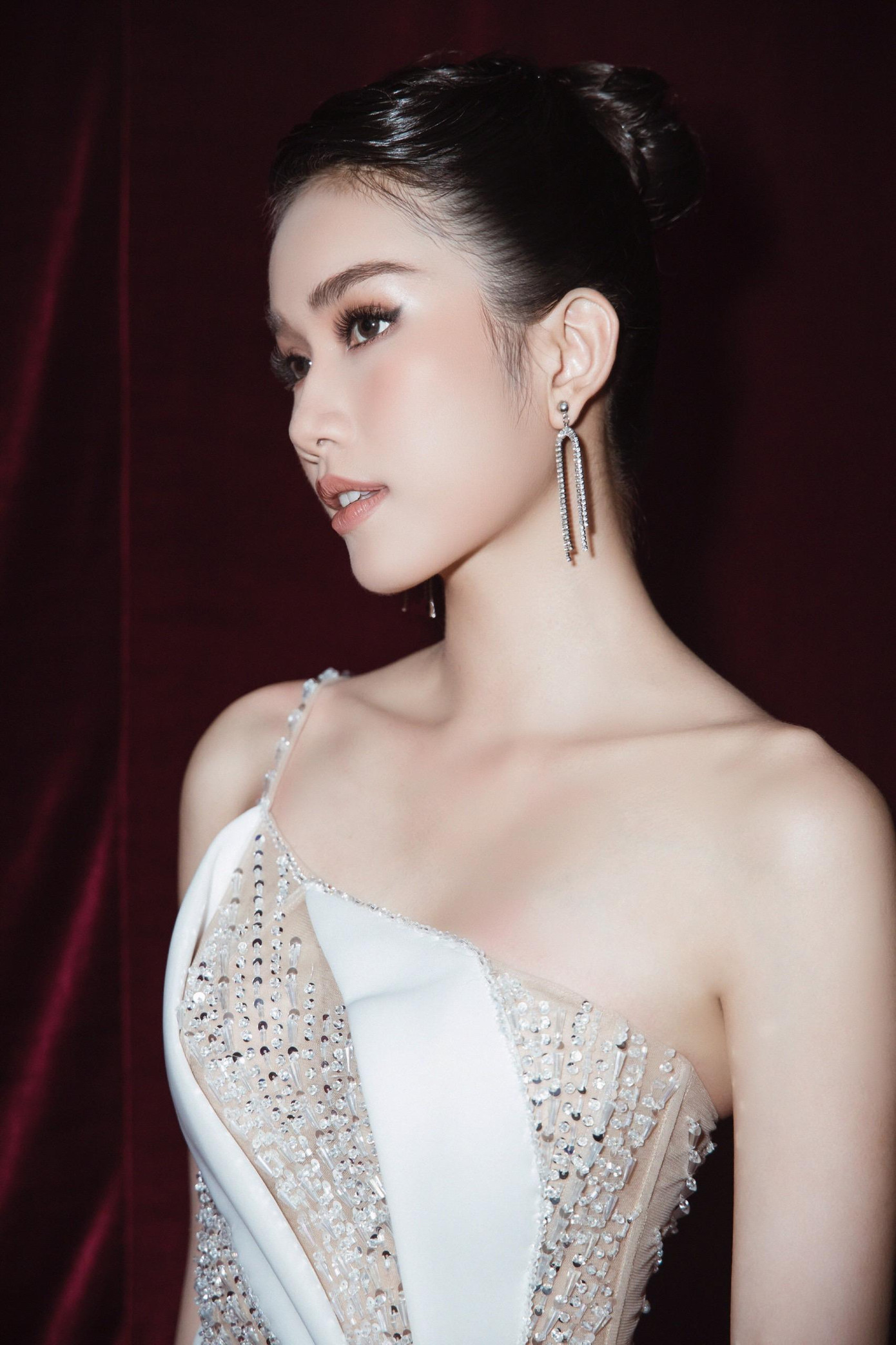 Cách đây ít ngày, Á hậu Phương Anh cùng dàn hậu ra mắt CLB từ thiện “Suối mát từ tâm” với vai trò là Phó chủ tịch thường trực.