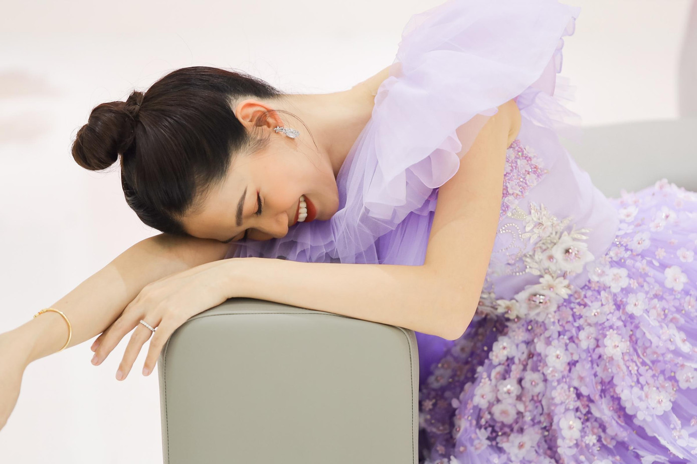 Á hậu Thanh Tú thổ lộ, cô đang có cuộc sống bình yên bên con trai và ông xã. “Để miêu tả cuộc sống hiện tại của Tú có thể dùng 1 từ: Bình yên. Em bé của Tú đã cứng cáp hơn, Tú có thời gian để bắt đầu khởi động các kế hoạch của mình”- Á hậu Ngô Thanh Thanh Tú chia sẻ.