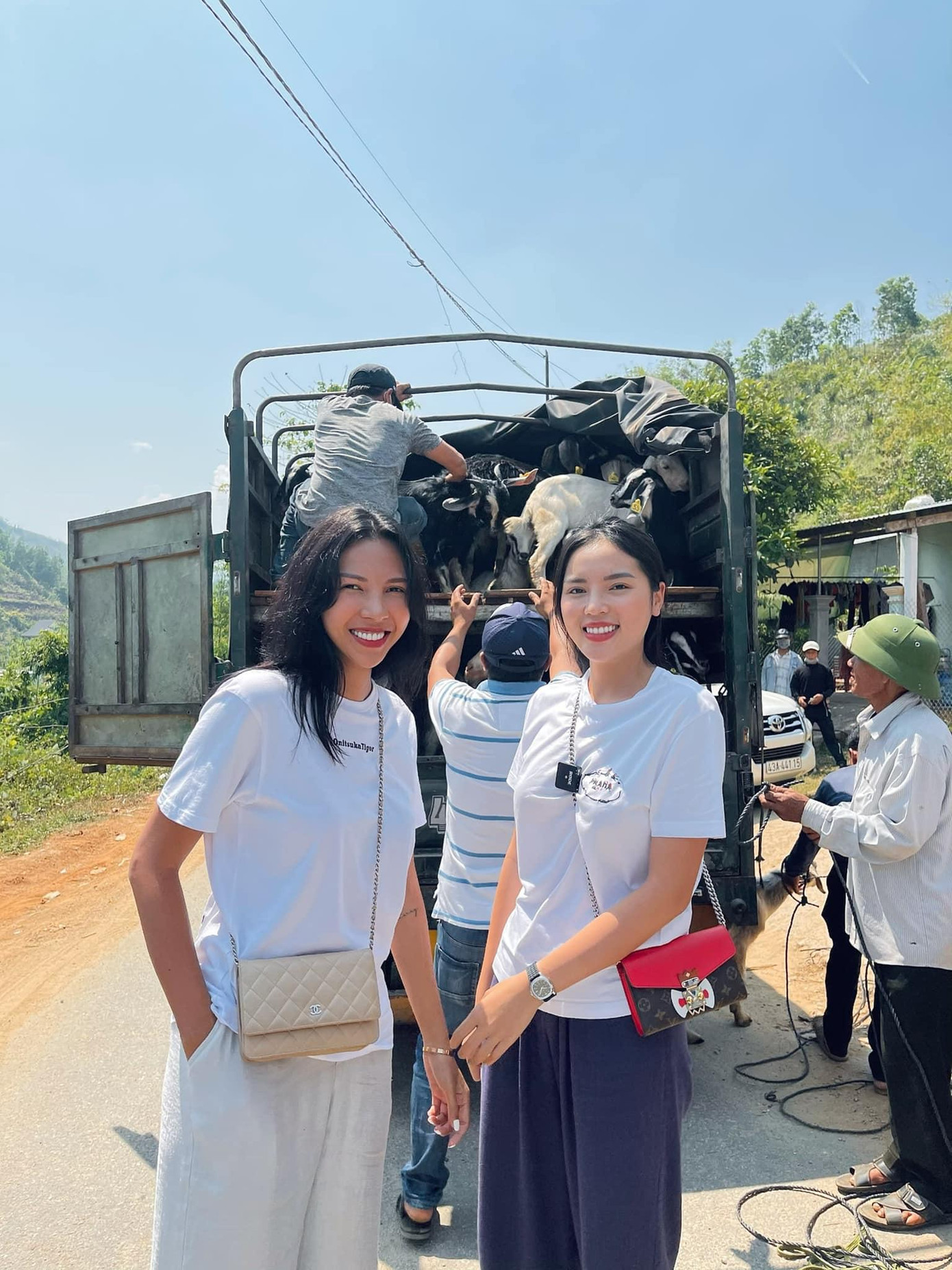 Đồng hành trong chuyến từ thiện lần này cùng Hoa hậu Nguyễn Cao Kỳ Duyên là người mẫu Minh Triệu.