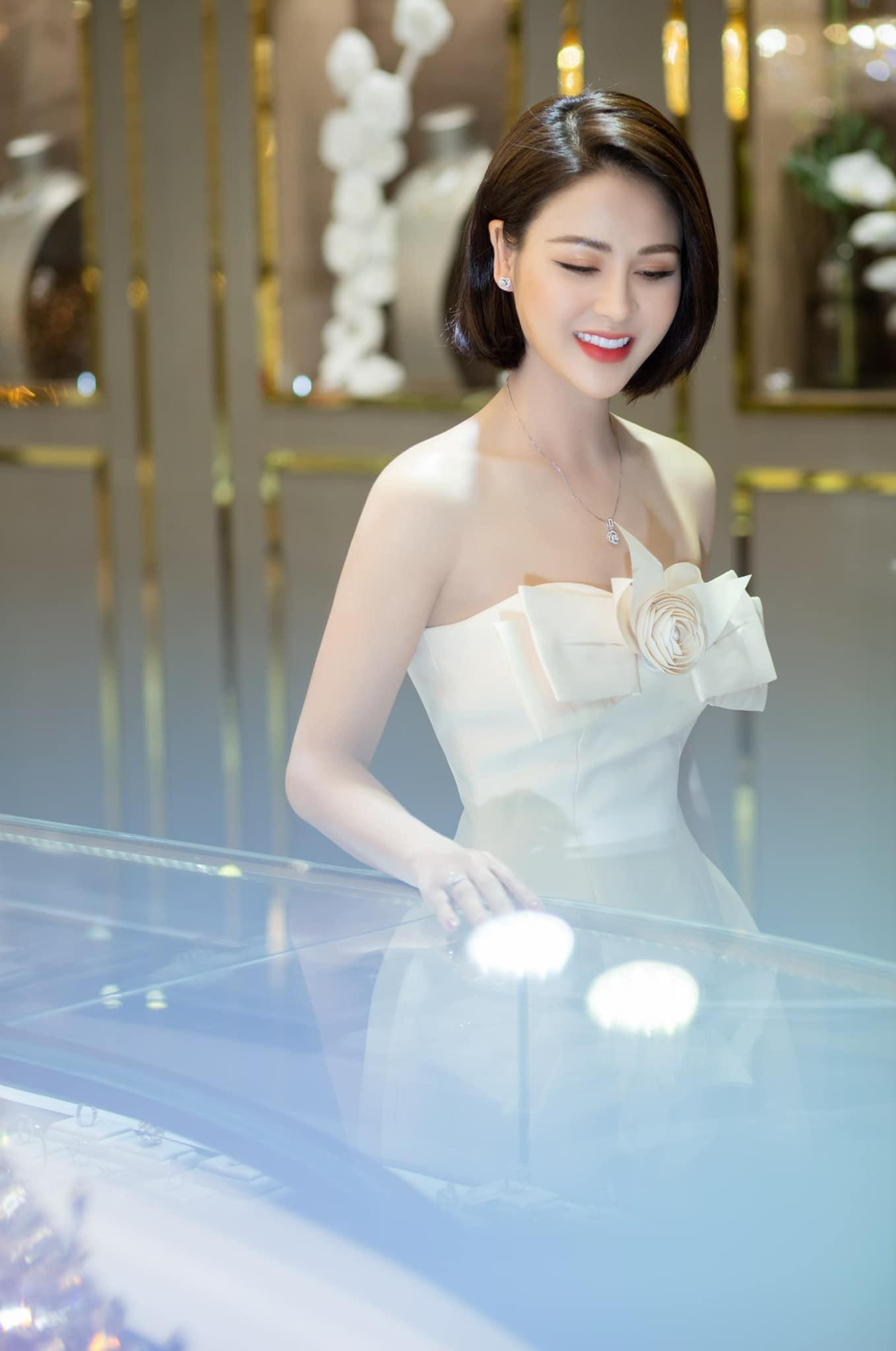 Trước “Hướng dương ngược nắng”, cô được khán giả chú ý sau khi tham gia loạt phim truyền hình như : “Những cô gái trong thành phố”, “Những nhân viên gương mẫu”, “Mùa xuân ở lại”...