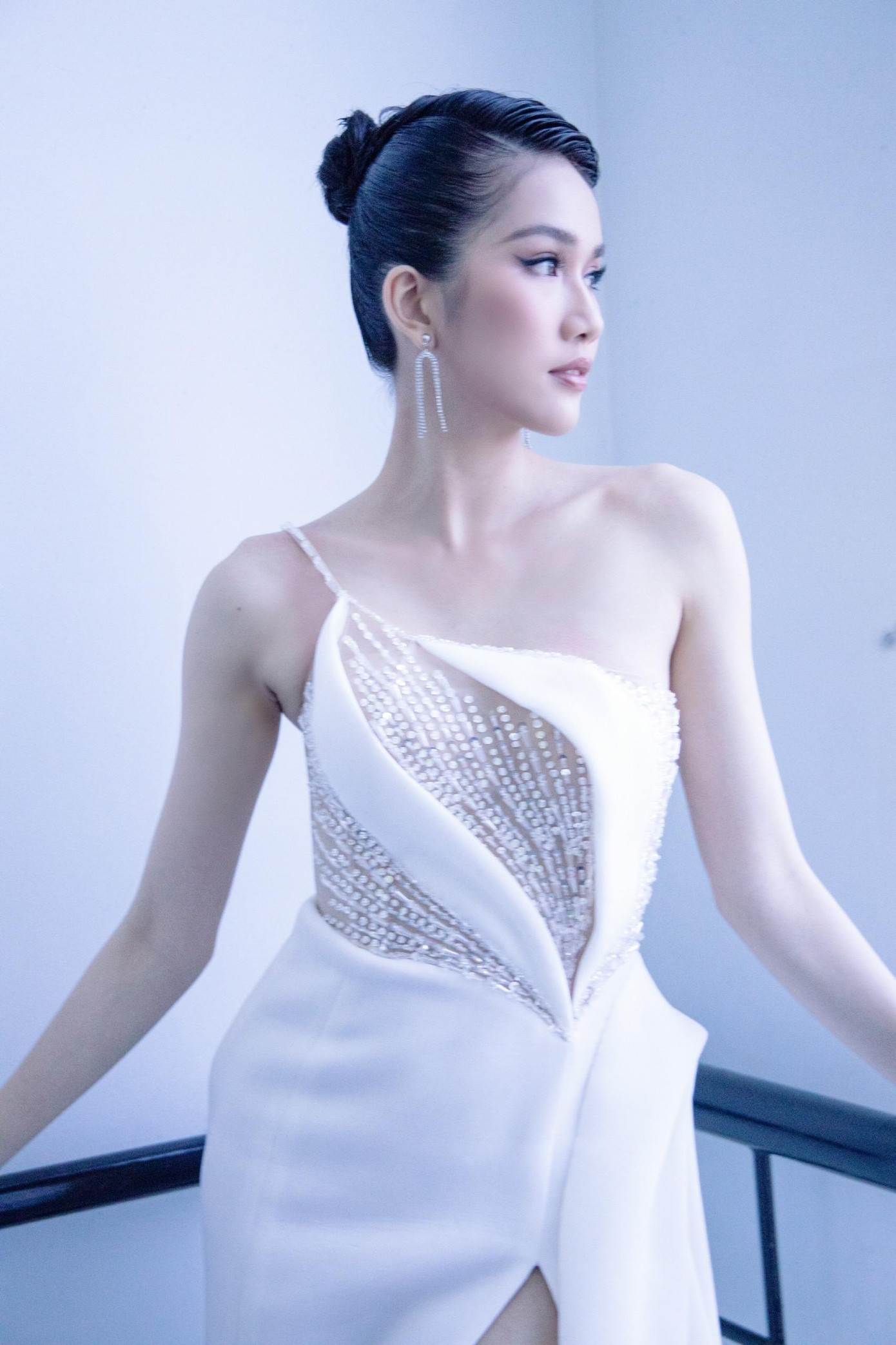 Cô là thủ khoa đầu vào khối song ngữ THPT chuyên Lê Hồng Phong, đoạt giải Nhất Olympic môn tiếng Pháp năm 2013 và 2014, giải Nhất kỳ thi Học sinh giỏi cấp thành phố môn tiếng Pháp 2014, giải Ba Học sinh giỏi quốc gia môn tiếng Pháp năm 2016.