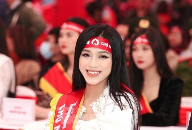 Đỗ Thị Hà từng giấu gia đình đăng kí dự thi Hoa hậu Việt Nam 2020 nên chỉ tới khi được gọi tên vào Bán kết toàn quốc, thí sinh Đỗ Thị Hà mới gọi điện báo cho người thân.