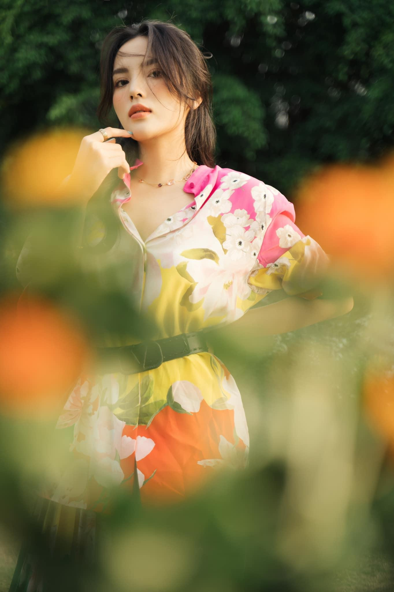 Trên trang cá nhân, Hoa hậu Nguyễn Cao Kỳ Duyên chia sẻ: “Đến một độ tuổi nhất định, người ta không còn muốn theo đuổi những thứ ồn ào, phù phiếm. Dù hoàn cảnh ra sao, giữ được nội tâm bình thản, cơ thể khoẻ mạnh và đầu óc thư thái chính là có được hạnh phúc. Khi bản thân hạnh phúc, mọi chuyện tự khắc sẽ tốt đẹp”.