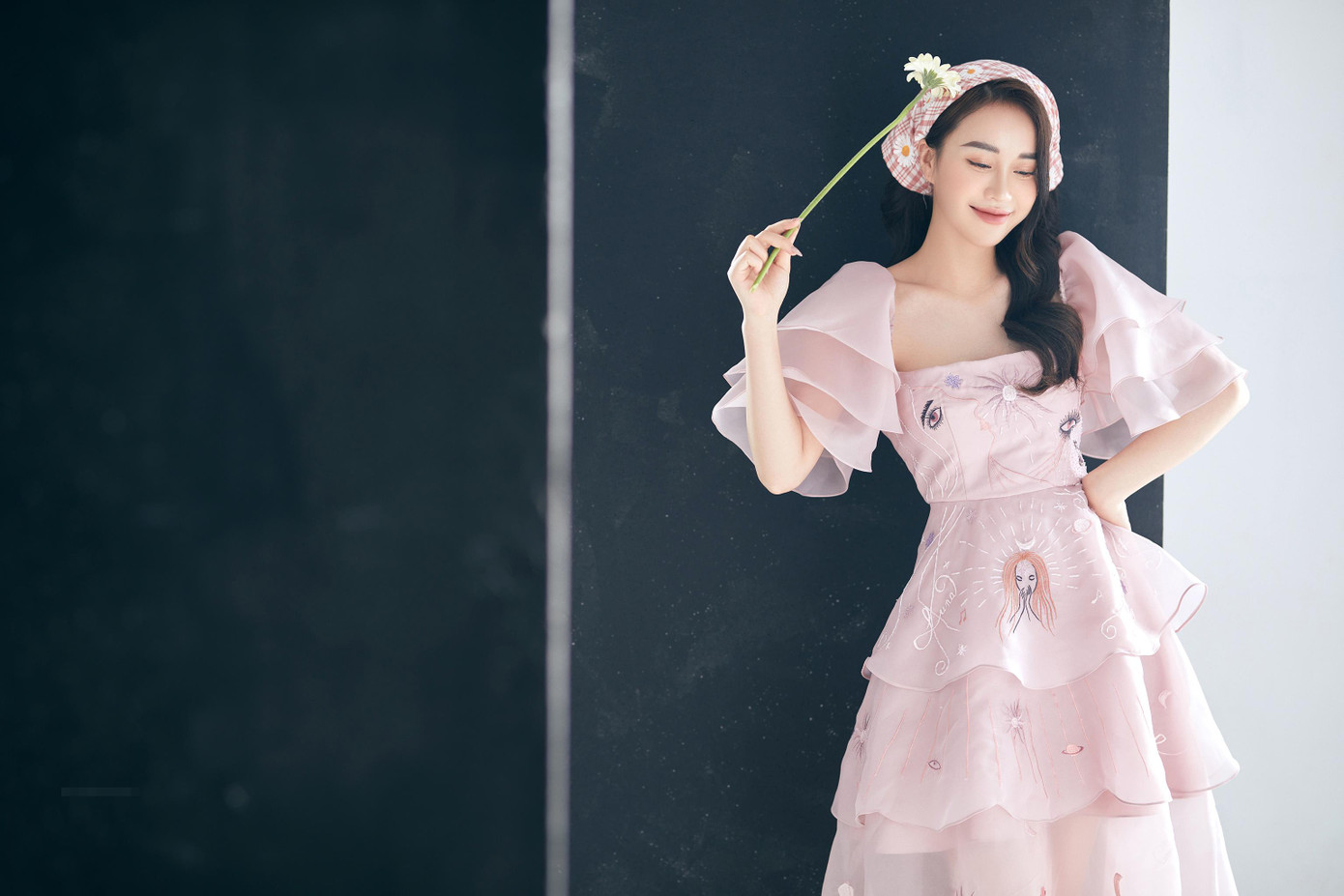 Cách đây không lâu, Mai Phương chạm ngõ điện ảnh với bộ phim đầu tay “Yêu hơn cả bầu trời”. Cô cũng là nữ chính duy nhất trong bộ phim này. Cách đây không lâu, Mai Phương chạm ngõ điện ảnh với bộ phim đầu tay “Yêu hơn cả bầu trời”. Cô cũng là nữ chính duy nhất trong bộ phim này.