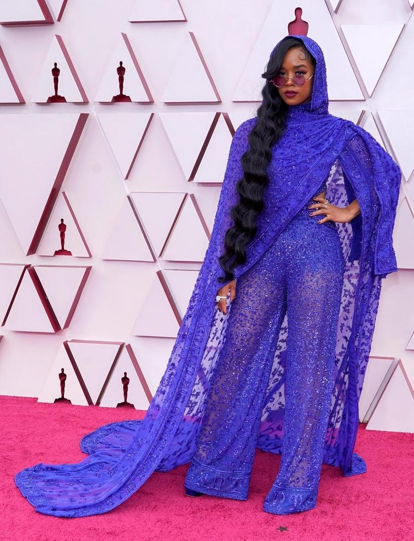 Nữ ca sĩ H.E.R “kín cổng cao tường” trong thiết kế của nhà mốt Dundas. Nữ ca sĩ H.E.R “kín cổng cao tường” trong thiết kế của nhà mốt Dundas.