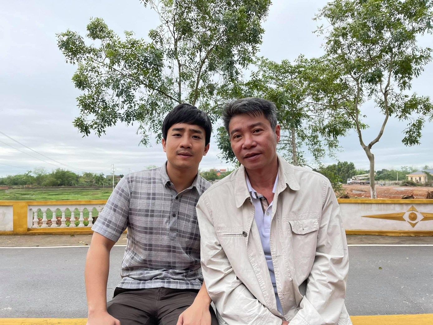 Đỗ Duy Nam vào vai bố Tuấn lúc trẻ và NSND Công Lý vào vai bố Tuấn khi về già Đỗ Duy Nam vào vai bố Tuấn lúc trẻ và NSND Công Lý vào vai bố Tuấn khi về già