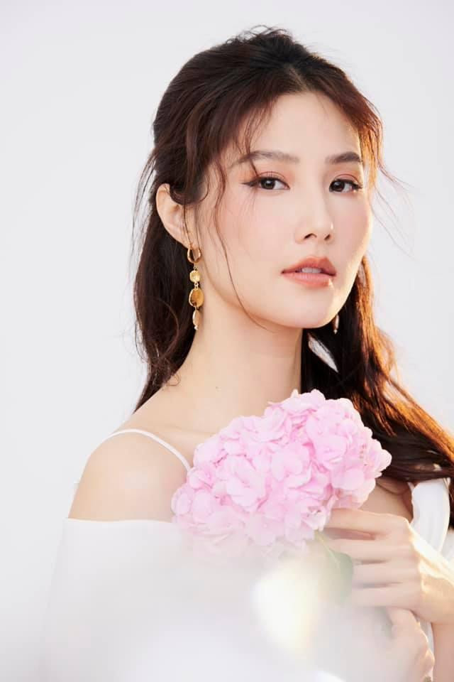 Có thể thấy, trạng thái tươi vui, tích cực của Diễm My 9x cho thấy cô dường như không liên quan tới ồn ào đạo diễn Nhất Trung tố một nữ chính trong phim “1990” thiếu chuyên nghiệp, không nhiệt tình pr phim trên mạng xã hội, gây khó dễ cho đoàn phim trong việc đi tour quảng bá…