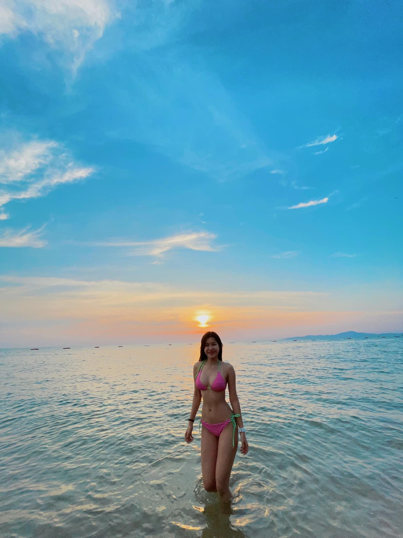 Dù chưa từng thừa nhận hay từ chối nhưng cả hai kín đáo dành cho nhau sự tương tác trên mạng xã hội. Yến Xuân thỉnh thoảng xuất hiện trên khán đài cổ vũ bạn trai mỗi lần anh ra sân.