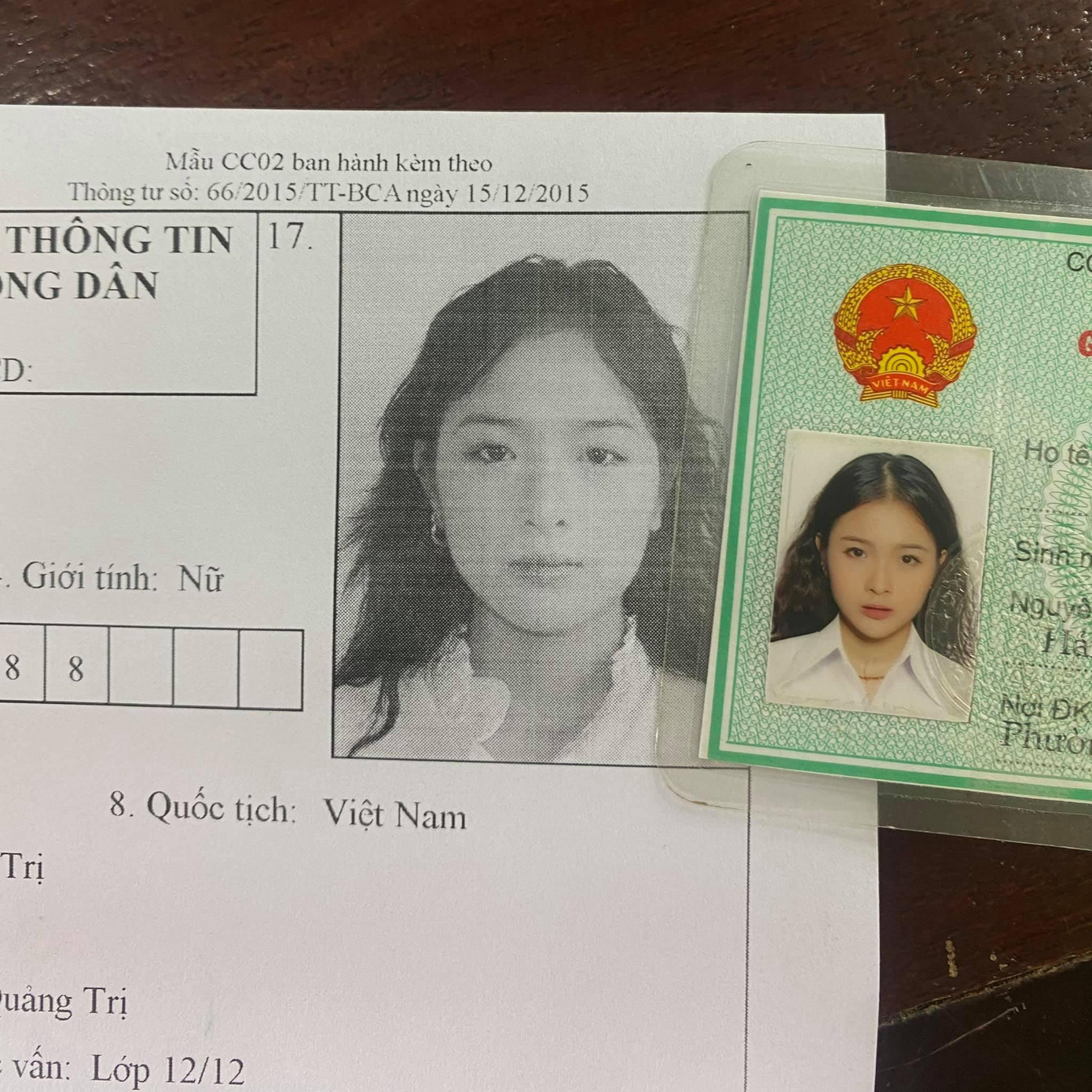 Mới đây, Lena (tên thật là Lê Na) bất ngờ tung ảnh chứng minh nhân dân và ảnh chụp làm thẻ căn cước công dân thu hút sự quan tâm của cộng đồng mạng. Lena đùa vui khi đính kèm dòng trạng thái: “Xuất hiện cô gái xinh lung linh từ hình chứng minh nhân dân đến căn cước công dân”.