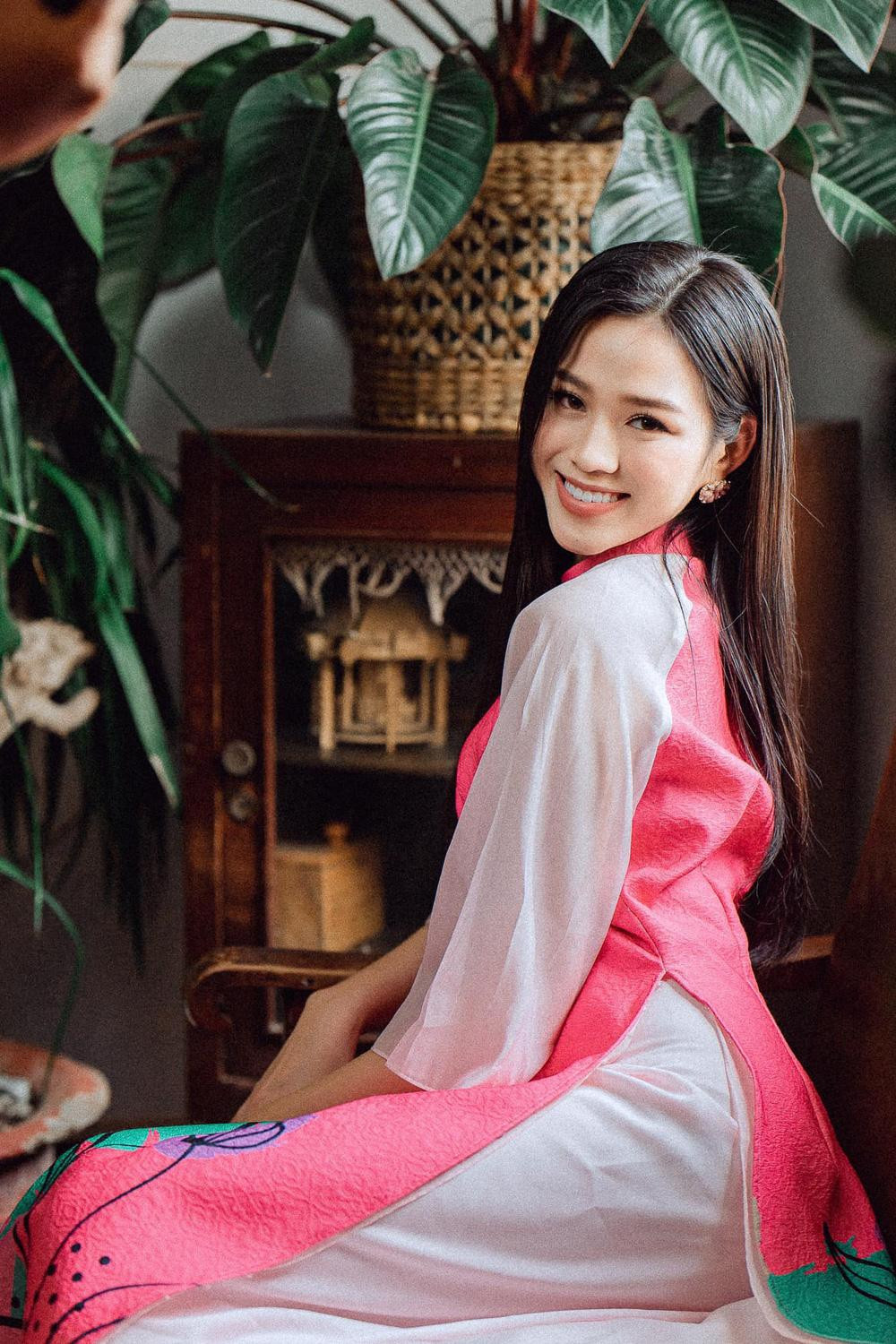 Dù không trang điểm, tân Hoa hậu vẫn xinh đẹp rạng ngời.