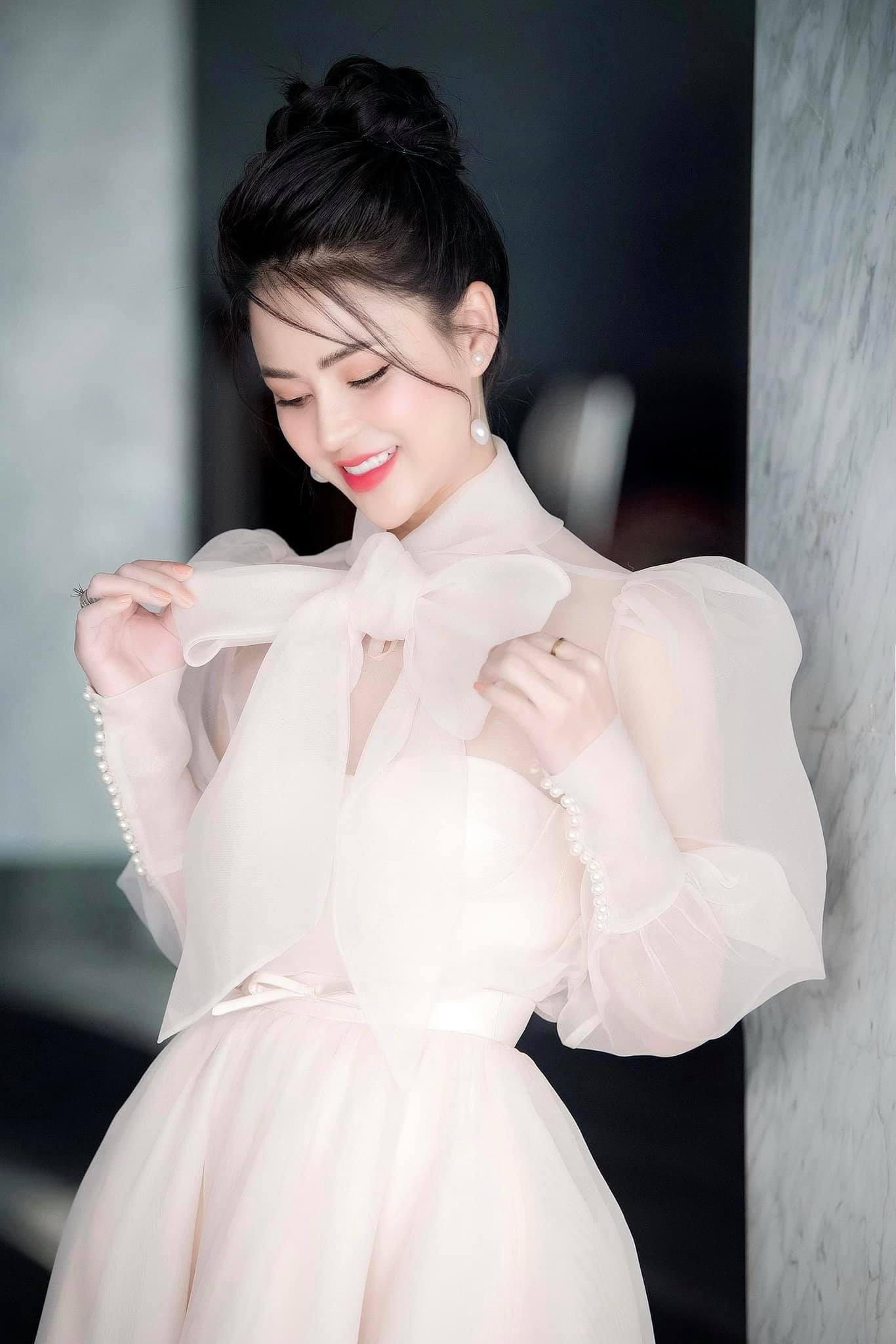 Lương Thu Trang thu hút sự quan tâm của người hâm mộ khi vào vai Minh HH trong phim “Hướng dương ngược nắng”. Với tạo hình cô gái sinh ra ở nông thôn, Minh ăn mặc giản dị, tính tình bộc trực và thường xuyên phải “động tay, động chân” với cậu em trai khờ khạo.