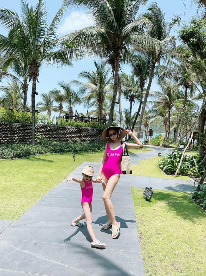 Diễm Trang sinh năm 1991, tại Vĩnh Long, trong một gia đình có truyền thống nghệ thuật. Bố cô là bác sĩ nha khoa Nguyễn Chí Hiếu và là “cây văn nghệ” ở Vĩnh Long, ông nội là Nguyễn Văn Tư - nghệ nhân đờn ca tài tử nổi tiếng ở quê nhà.