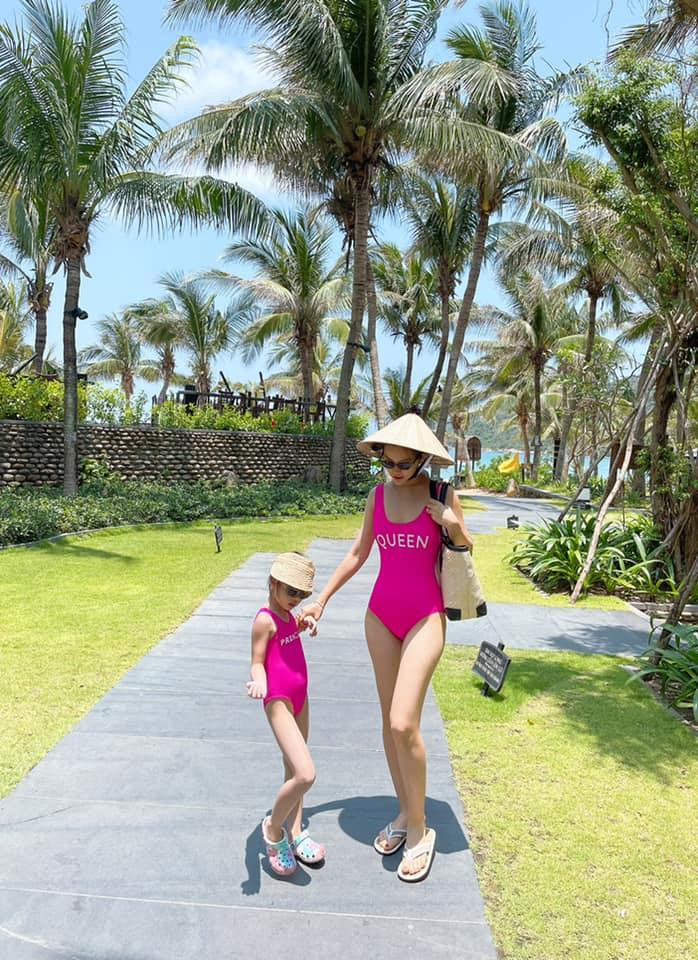 Mới đây, Á hậu Diễm Trang tung loạt ảnh diện đồ đôi cùng con gái vô cùng gợi cảm và quyến rũ. Trong bộ đồ bơi một mảnh, nàng Á hậu khoe body đồng hồ cát cực sexy.