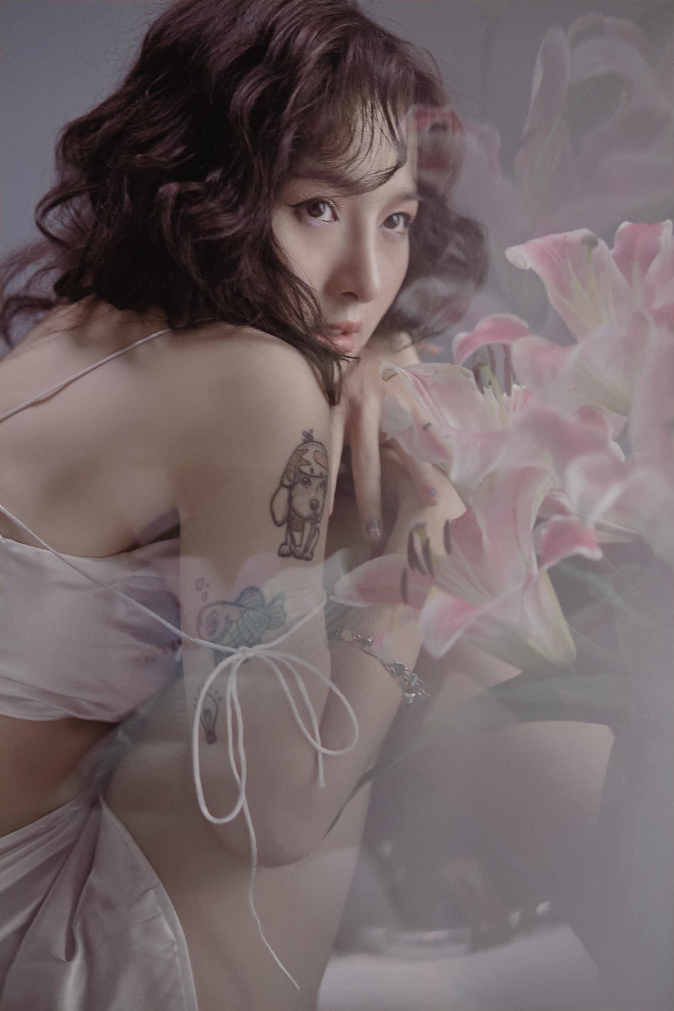 Lê Na chia sẻ rằng, bản thân rất đam mê nghệ thuật nên cô nàng luôn cố gắng trau dồi kinh nghiệm, học hỏi từ những anh, chị đồng nghiệp.