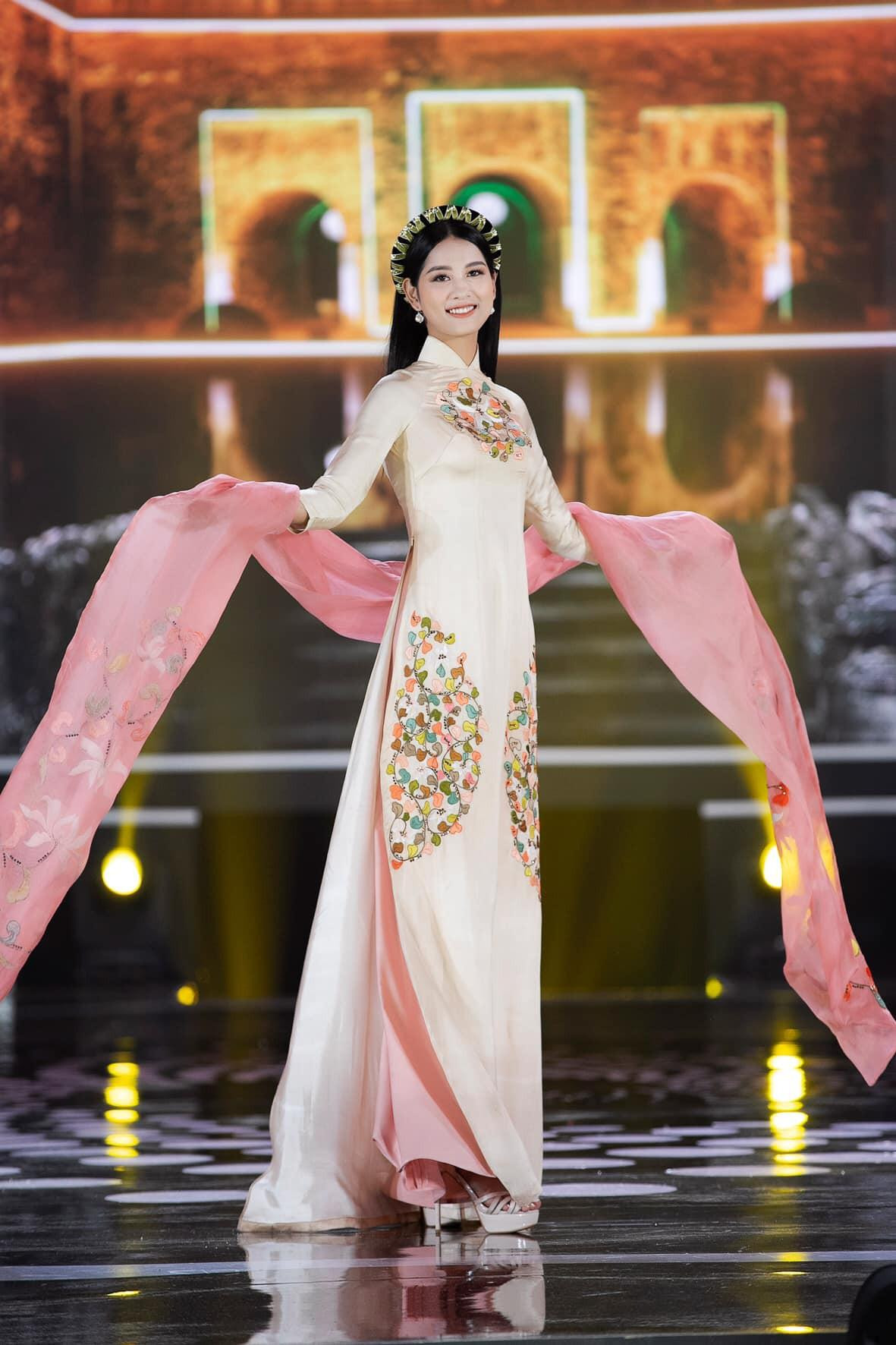 Người đẹp Áo dài Lê Thị Tường Vy gây ấn tượng với vẻ đẹp nền nã, sang trọng. Tường Vy từng tham gia cuộc thi Hoa khôi trường Đại học Nam Cần Thơ 2020 và may mắn được giải Hoa khôi. Cô cũng thuộc Top thí sinh có chiều cao nổi bật tại Hoa hậu Việt Nam 2020.