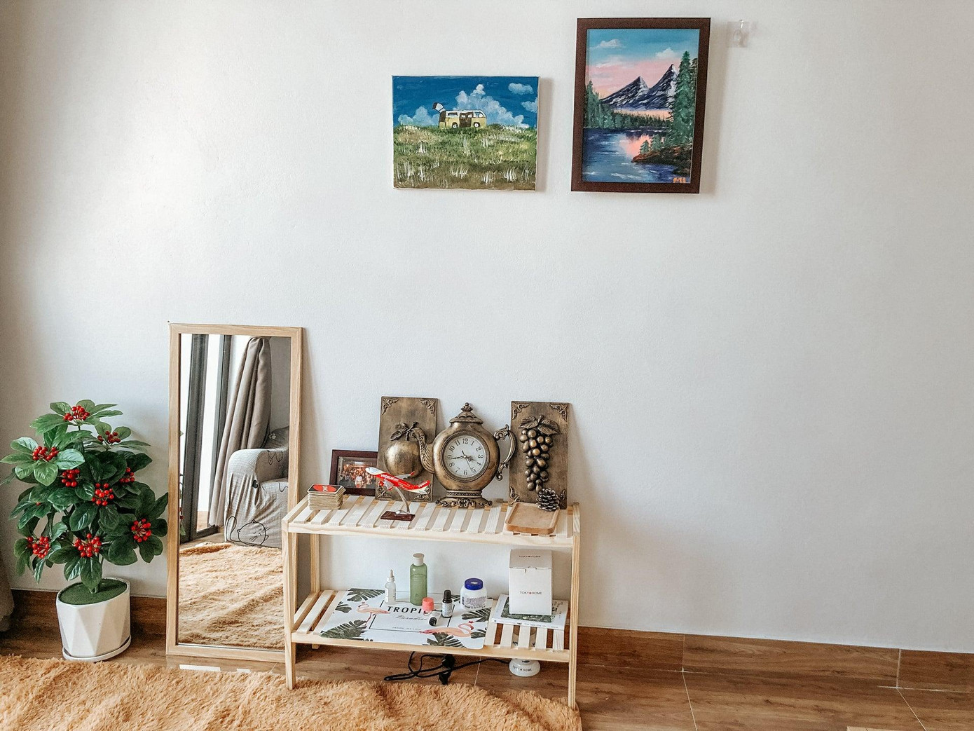 Thùy Trang cho biết thêm: "Tôi có động lực rất lớn là phải đi muôn nơi, nên tôi cố gắng kiếm tiền phục vụ cho đam mê của bản thân. Tôi phải xây nhà cho bố mẹ trong năm nay không thể khác, nên tôi kiếm tiền như điên, vay mượn bạn bè thân thiết để hoàn thành ước mơ của gia đình”.