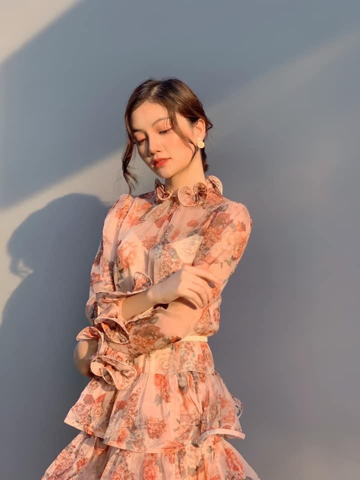 Trong chiếc đầm hoa xòe bồng kiểu dáng công chúa, Người đẹp Du lịch Hà Lương Bảo Hằng khoe nhan sắc ngọt ngào dưới nắng mai. Trong chiếc đầm hoa xòe bồng kiểu dáng công chúa, Người đẹp Du lịch Hà Lương Bảo Hằng khoe nhan sắc ngọt ngào dưới nắng mai.
