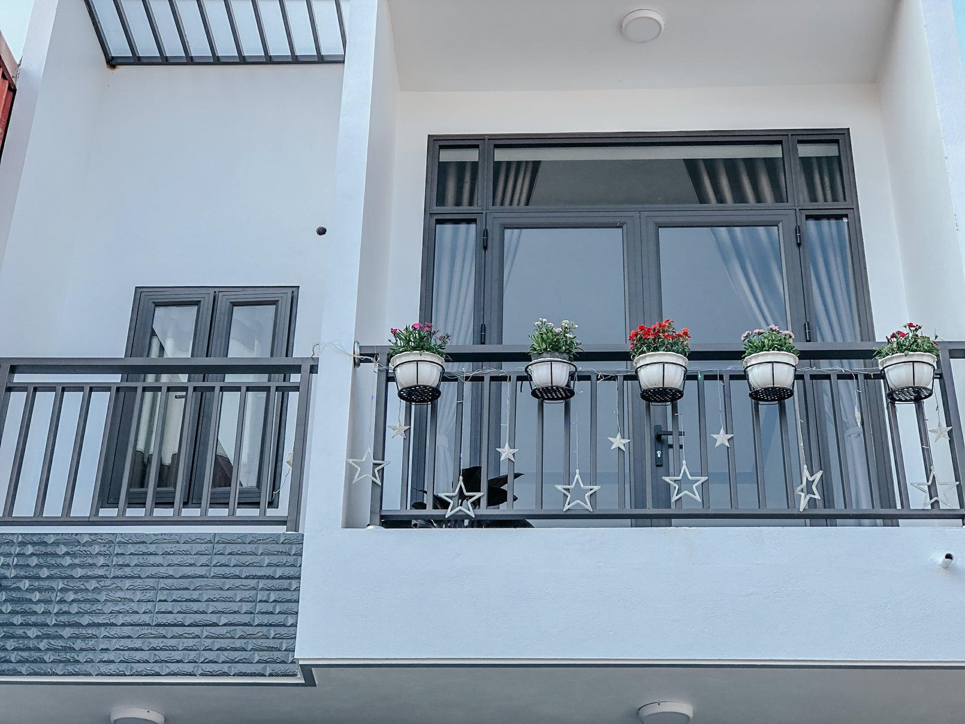 Căn nhà được thiết kế gồm 3 phòng ngủ, 1 phòng khách, 1 phòng bếp, 1 phòng thờ và 1 WC.