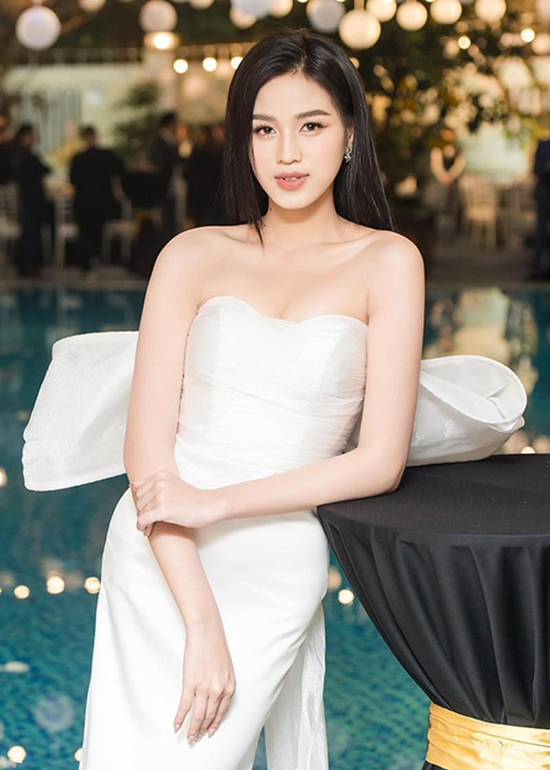 Cùng nhìn lại một số hình ảnh của Hoa hậu Đỗ Thị Hà khi để tóc đen thẳng, suôn mượt.