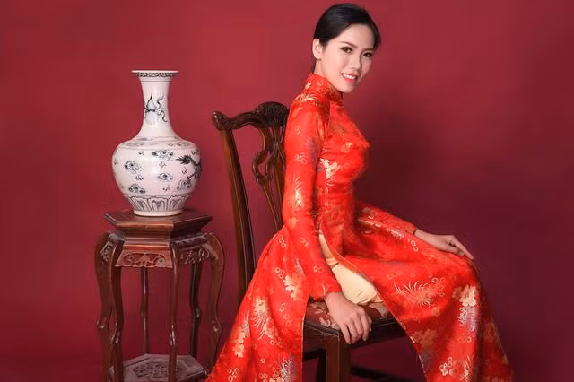 Người đẹp Áo dài cuộc thi Hoa hậu Việt Nam 2014 Nguyễn Huỳnh Trúc Mai sinh năm 1995. Cô cũng là cử nhân khoa dược Đại học Y Dược Cần Thơ.