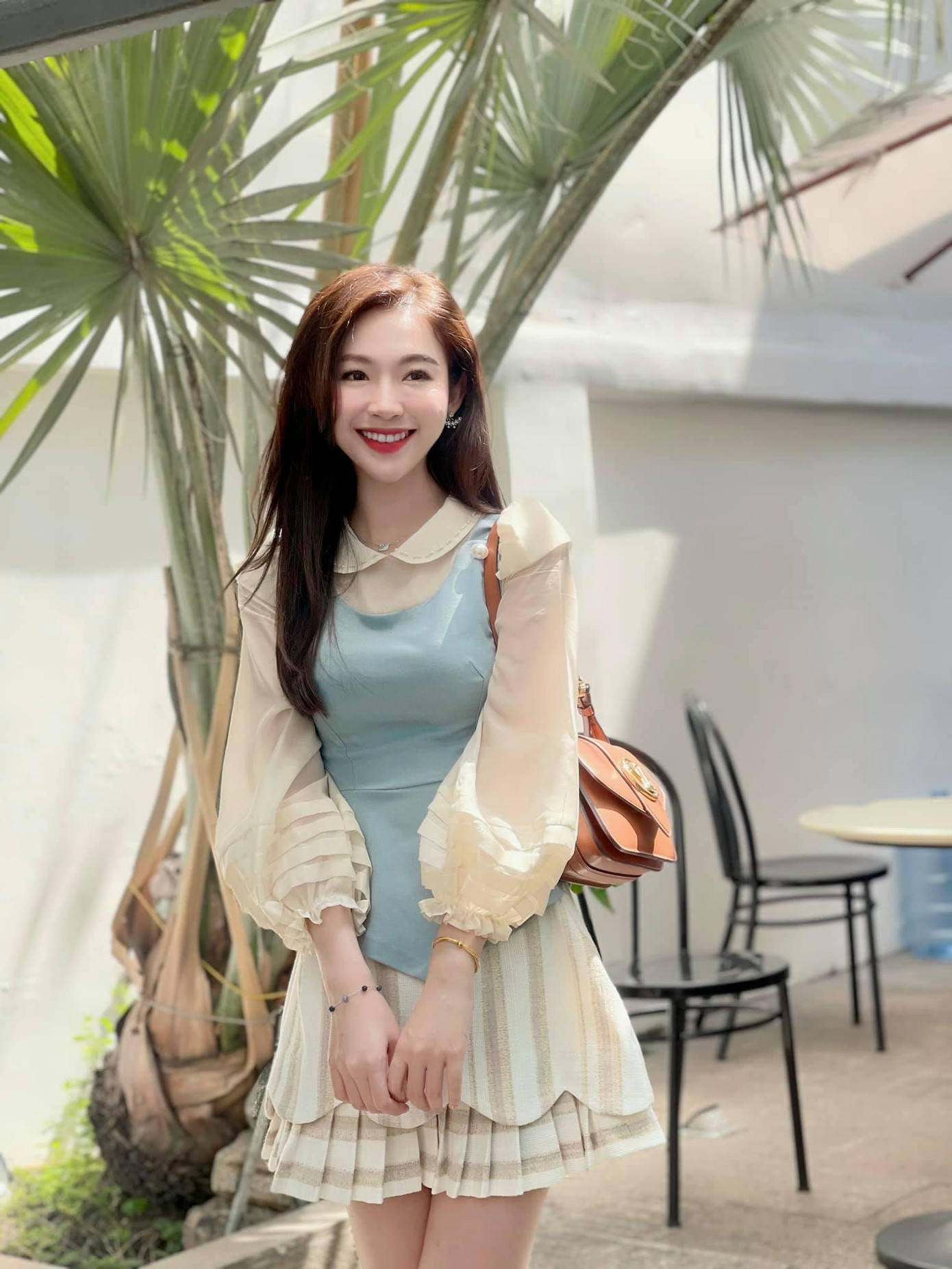 “Theo em thì mỗi người đều có một sự lựa chọn riêng, và lựa chọn của em là ưu tiên cho việc học để có thể hoàn thành tốt các mục tiêu học tập trước mắt. Sức nóng của cuộc thi và việc đạt được danh hiệu Người đẹp được yêu thích nhất đã tạo cho em rất nhiều cơ hội. Ngoài việc học, em vẫn tham gia các buổi quay hình, chụp ảnh thời trang. Tuy nhiên, em thấy bản thân vẫn cần trau dồi nhiều hơn nữa, để mỗi lần em xuất hiện trước mọi người sẽ mang đến sự chỉn chu nhất”- Minh Anh nhấn mạnh.