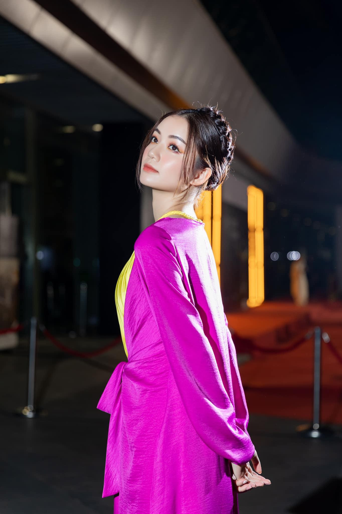 “Hoa Hậu Việt Nam là một cột mốc trong hành trình tuổi trẻ mà tôi đi qua, tôi không tìm đến HHVN để bắt đầu, và danh hiệu “Người đẹp du lịch” càng không phải là một điểm kết thúc. “Người đẹp du lịch” HHVN 2018 là Bảo Hằng, và vẫn luôn luôn là như vậy. Nhưng tôi vẫn phải tiếp tục đi và luôn mang theo vinh dự đó làm hành trang của mình. Mọi người có thể thấy tôi thử nhiều lĩnh vực khác nhau là lãng phí, riêng tôi thì thấy nếu bây giờ tôi không làm, sau này tôi sẽ không còn đủ thời gian để làm những điều đó nữa. Mà như vậy, tôi sẽ không bao giờ biết được, thế giới này có những thứ hay ho và thú vị đến nhường nào”- Bảo Hằng nhấn mạnh. “Hoa Hậu Việt Nam là một cột mốc trong hành trình tuổi trẻ mà tôi đi qua, tôi không tìm đến HHVN để bắt đầu, và danh hiệu “Người đẹp du lịch” càng không phải là một điểm kết thúc. “Người đẹp du lịch” HHVN 2018 là Bảo Hằng, và vẫn luôn luôn là như vậy. Nhưng tôi vẫn phải tiếp tục đi và luôn mang theo vinh dự đó làm hành trang của mình. Mọi người có thể thấy tôi thử nhiều lĩnh vực khác nhau là lãng phí, riêng tôi thì thấy nếu bây giờ tôi không làm, sau này tôi sẽ không còn đủ thời gian để làm những điều đó nữa. Mà như vậy, tôi sẽ không bao giờ biết được, thế giới này có những thứ hay ho và thú vị đến nhường nào”- Bảo Hằng nhấn mạnh.