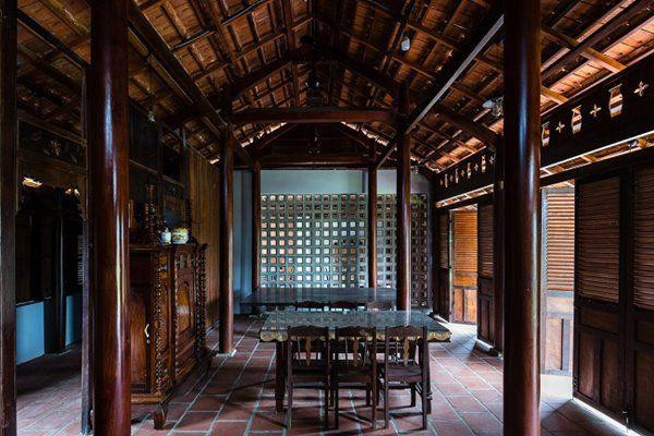 Không gian phòng thờ và phòng khách mang đậm nét truyền thống người Nam Bộ.