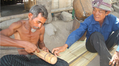 Chammalé Âu cùng ông Mạo Ngọc Thang chế tác đàn chapi Ảnh: Viễn Sự. Chammalé Âu cùng ông Mạo Ngọc Thang chế tác đàn chapi Ảnh: Viễn Sự