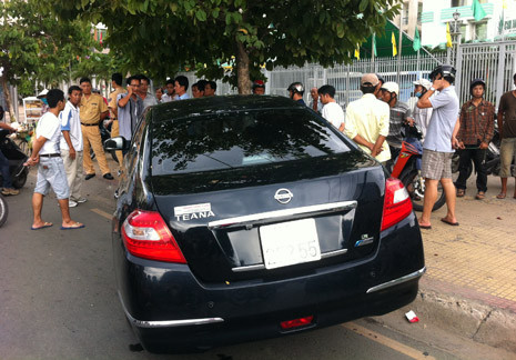 Xe ô tô 4 chỗ lao đầu vào gốc cây trên đường Cộng Hòa