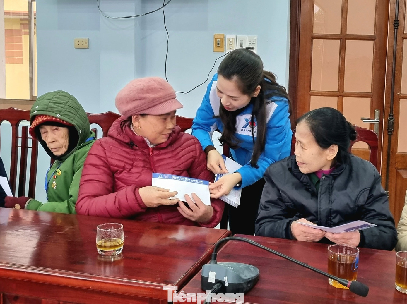 Chị Dương MInh Nguyệt, Bí thư Tỉnh Đoàn Tuyên Quang tặng quà các bác cựu TNXP.