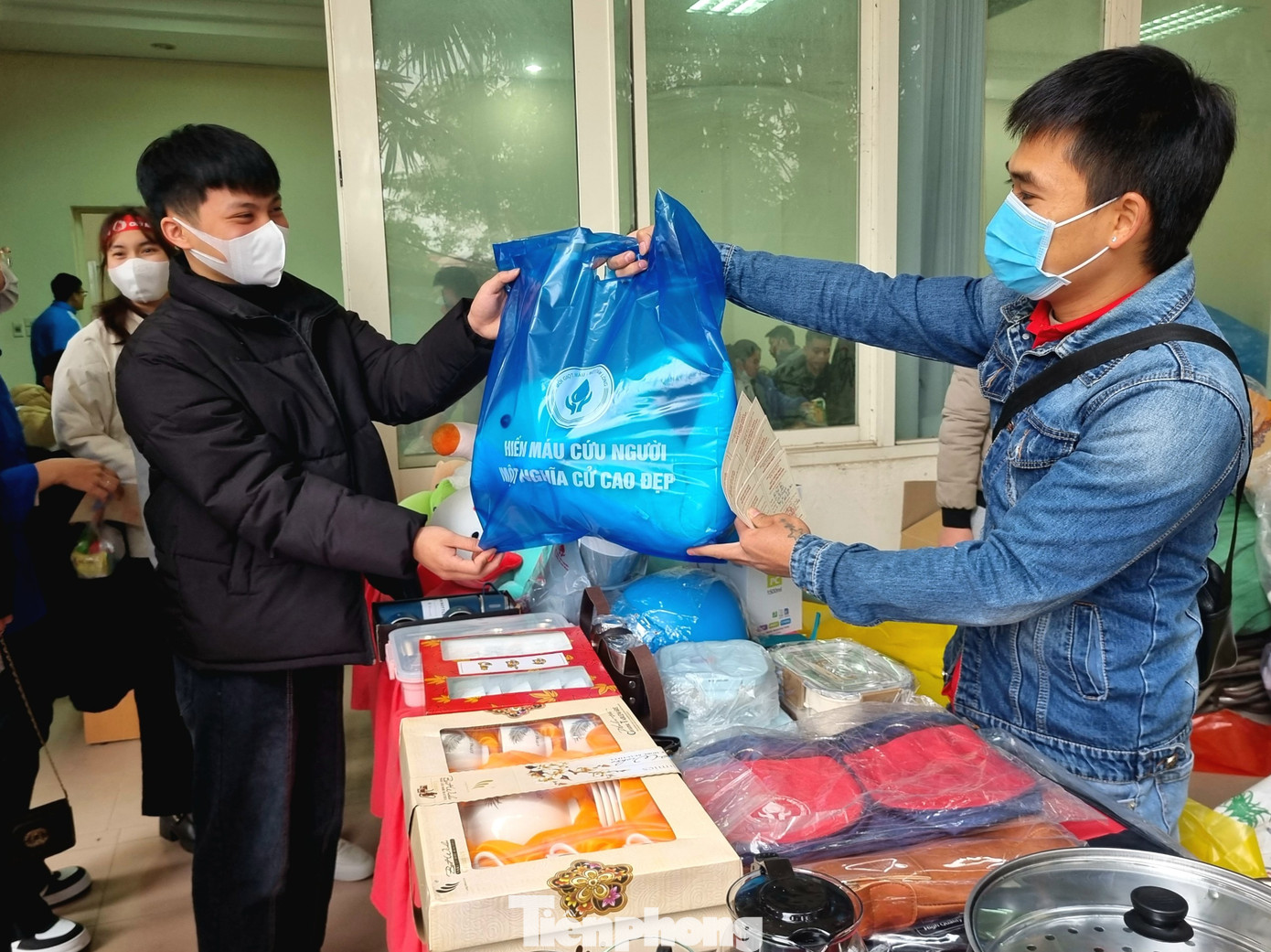 Ban tổ chức tặng quà các tình nguyện viên. Ban tổ chức tặng quà các tình nguyện viên.